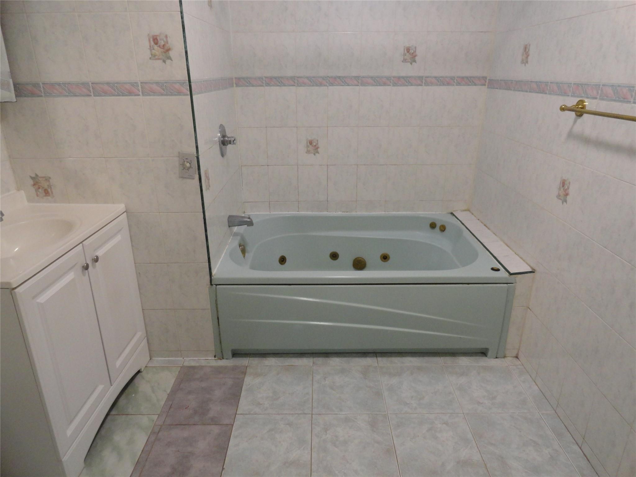 Single Family 90  Queens, NY 11369, MLS-851124-6