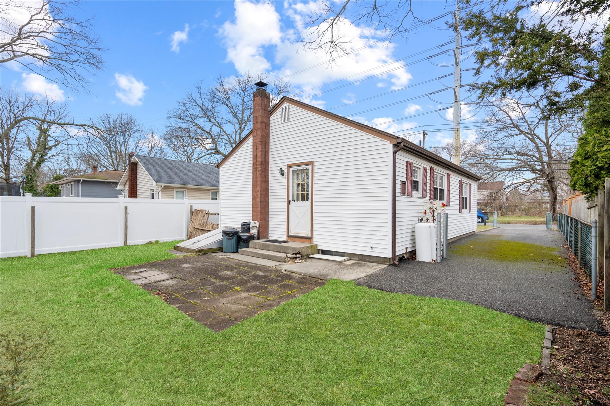 Single Family 11th  Suffolk County, NY 11779, MLS-851130-25