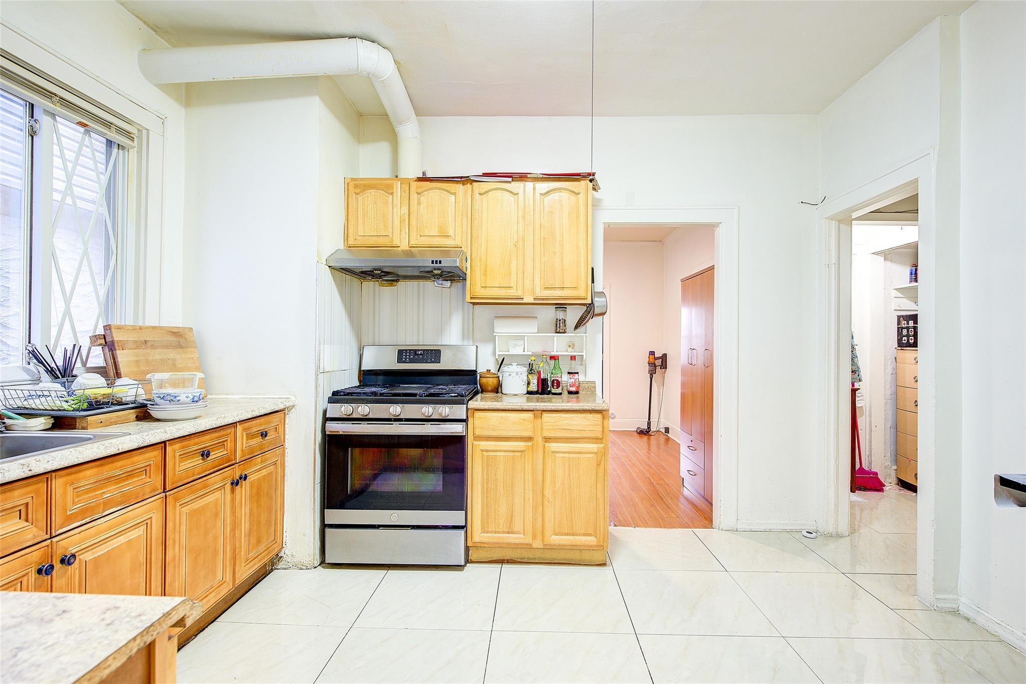 Single Family 6th  Queens, NY 11356, MLS-851186-28