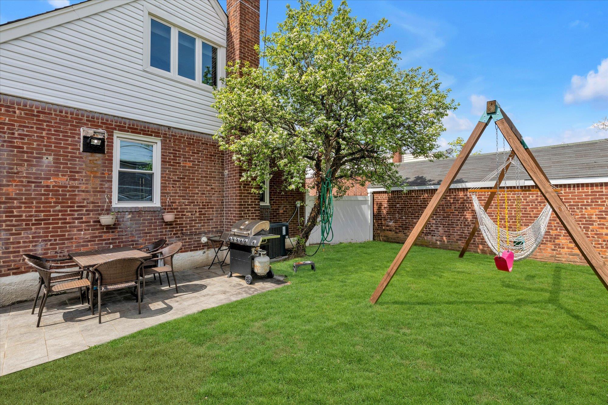 Single Family Commonwealth  Queens, NY 11426, MLS-851387-16