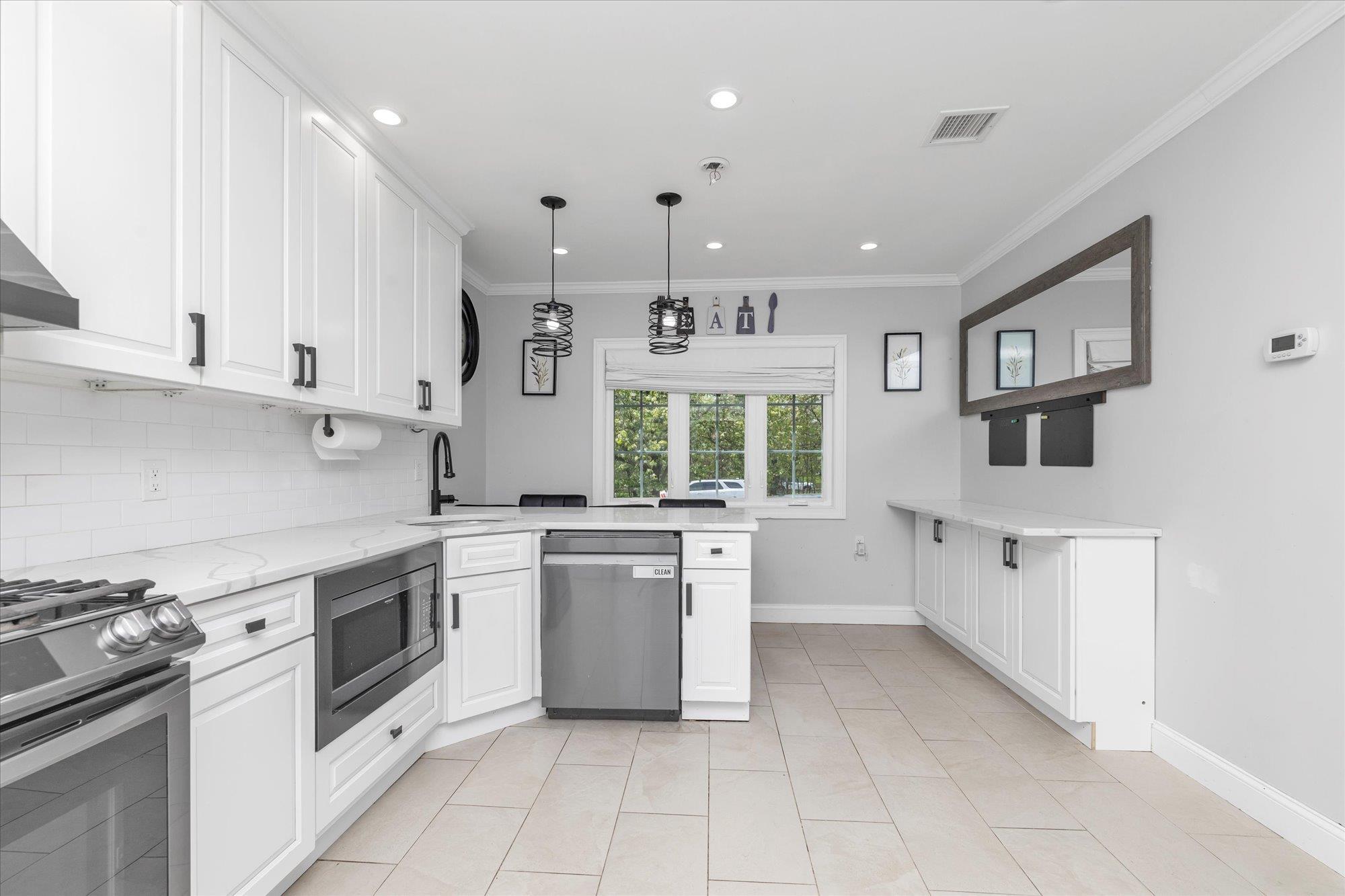 Single Family Commonwealth  Queens, NY 11426, MLS-851387-4