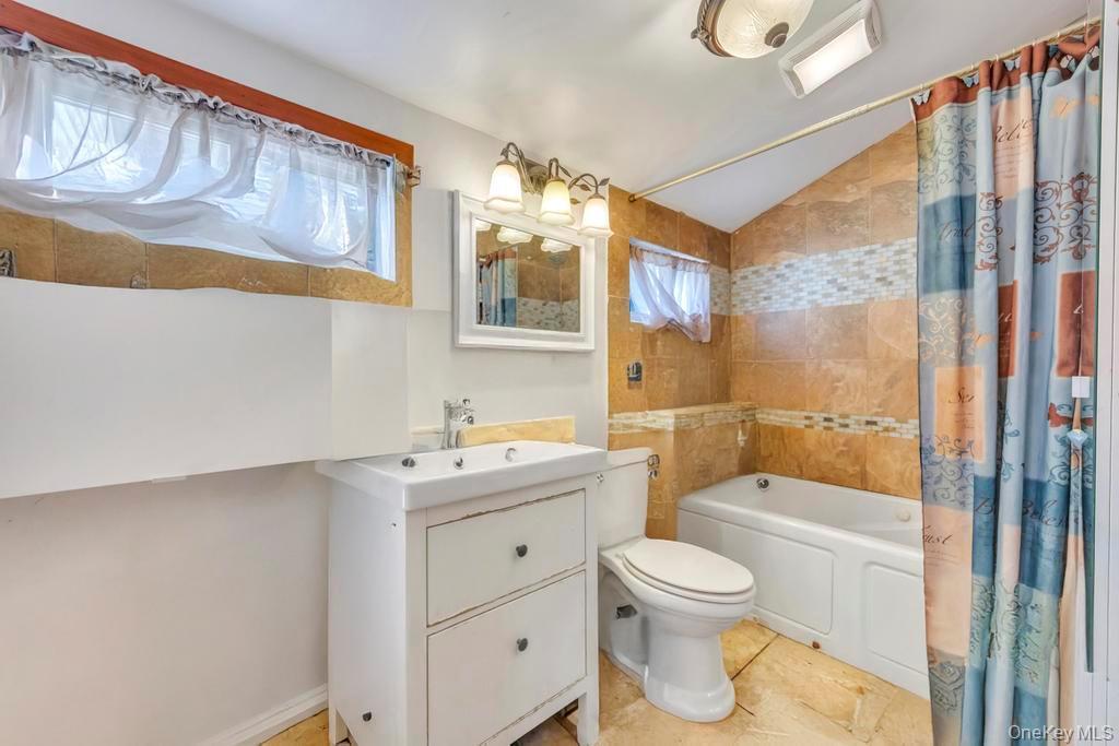 Single Family Urn Suffolk County, NY 11717, MLS-851528-11