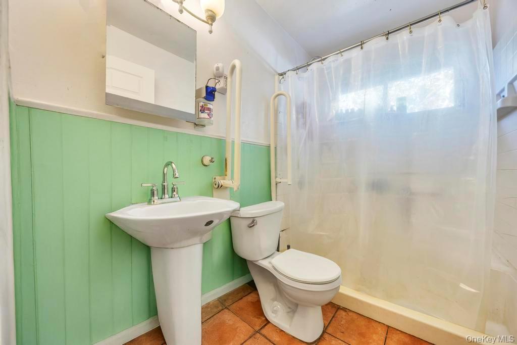 Single Family Urn Suffolk County, NY 11717, MLS-851528-14