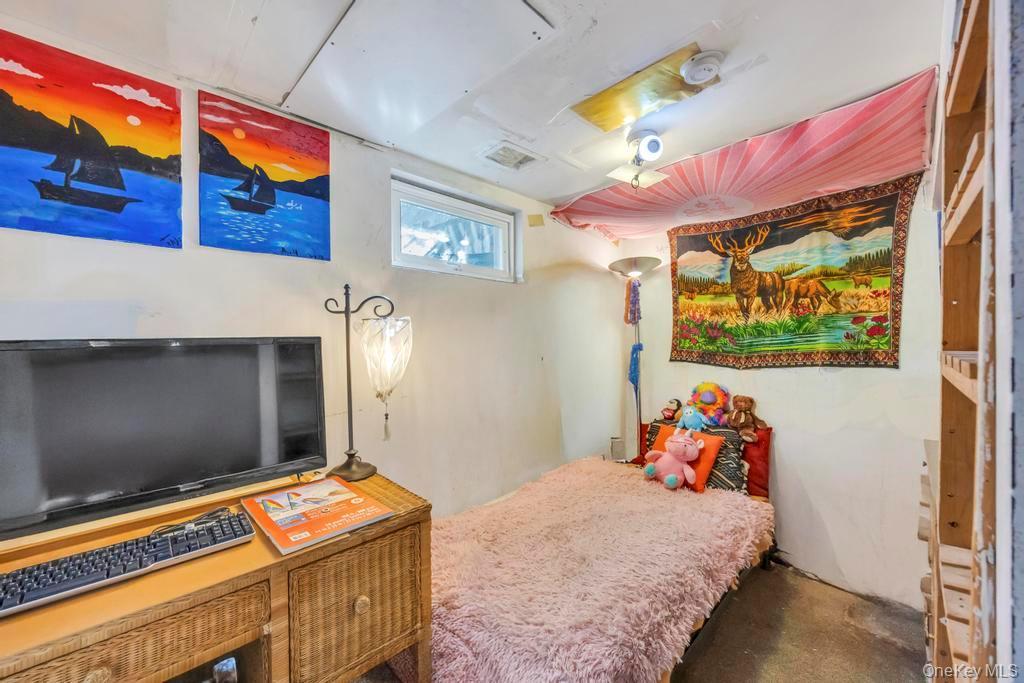 Single Family Urn Suffolk County, NY 11717, MLS-851528-18