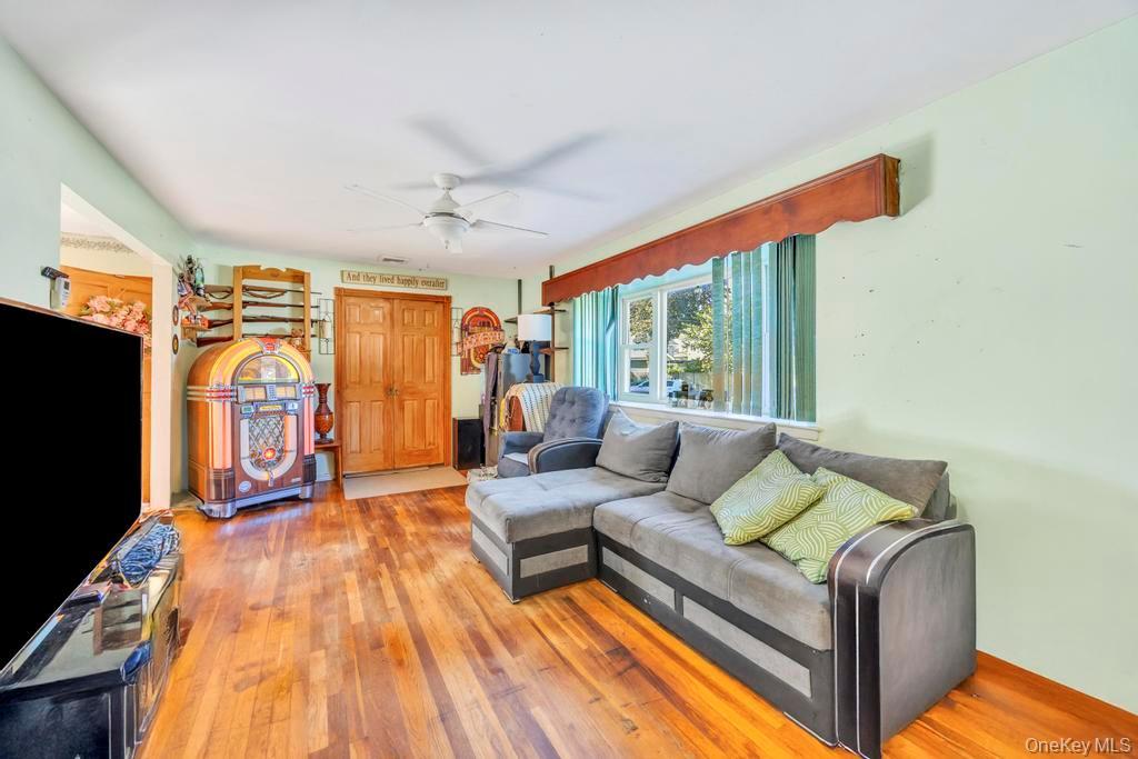 Single Family Urn Suffolk County, NY 11717, MLS-851528-4