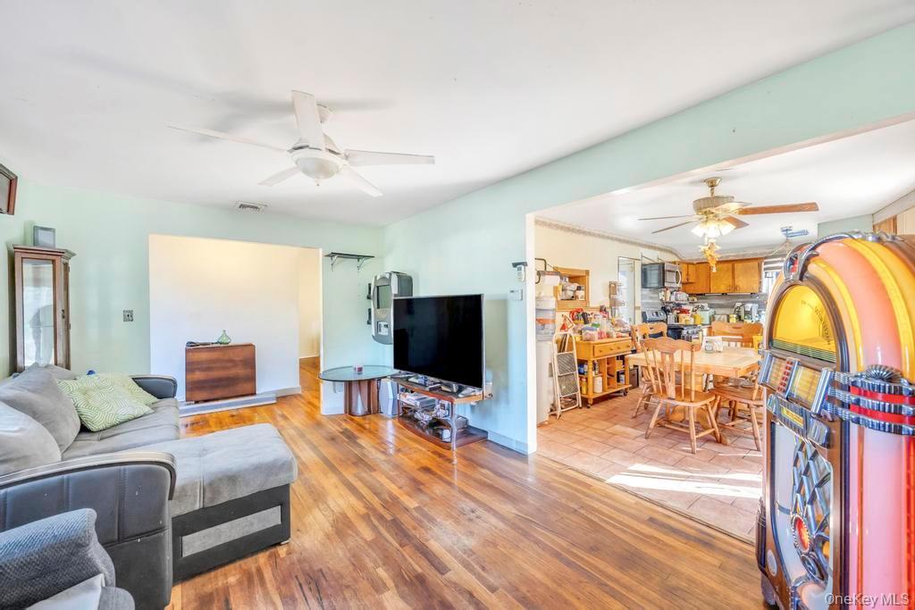 Single Family Urn Suffolk County, NY 11717, MLS-851528-5