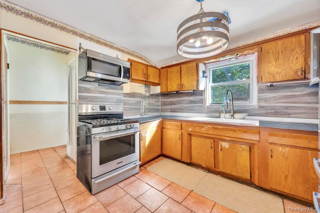 Single Family Urn Suffolk County, NY 11717, MLS-851528-8