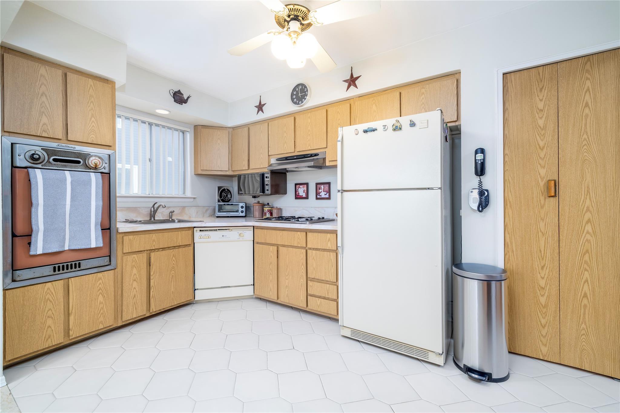 Single Family Nassau  Nassau County, NY 11520, MLS-851574-7