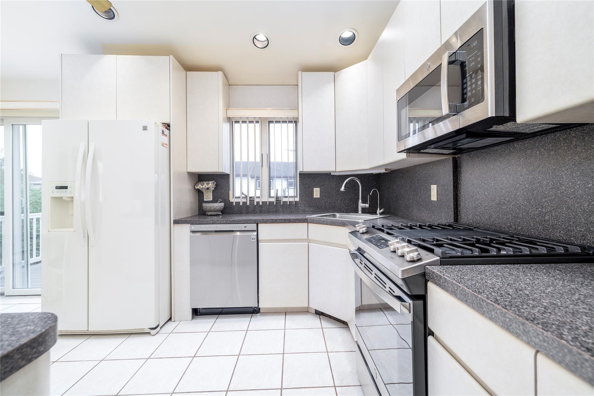 Single Family Green  Nassau County, NY 11510, MLS-851640-12