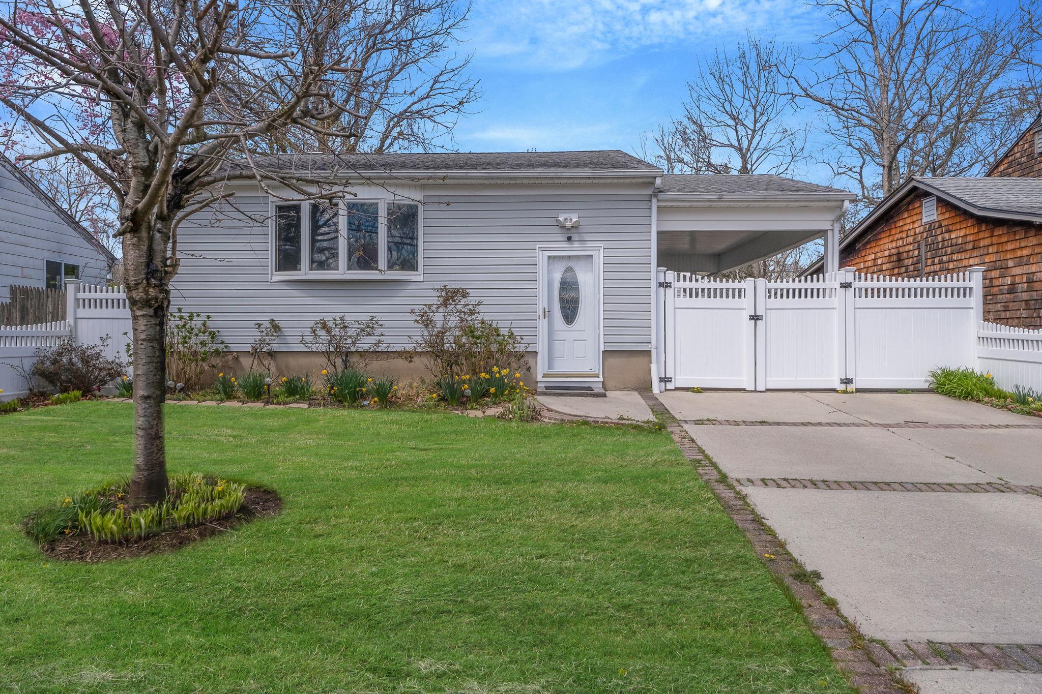 Single Family Healy  Suffolk County, NY 11743, MLS-851643-2