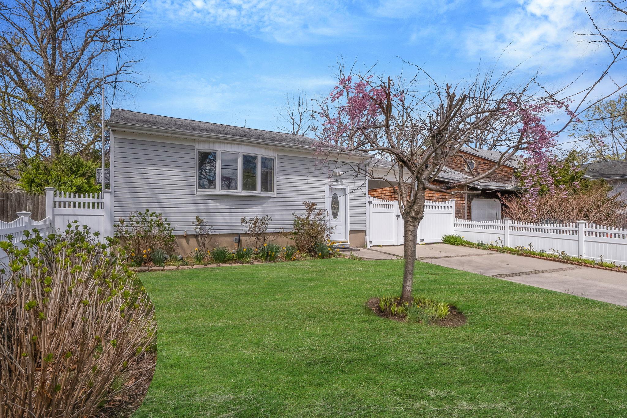 Single Family Healy  Suffolk County, NY 11743, MLS-851643-3