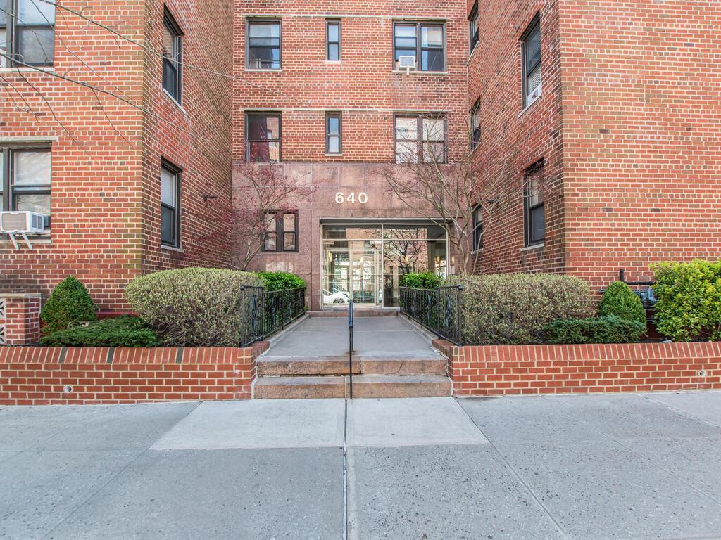 Coop 239  Bronx, NY 10463, MLS-851744-11