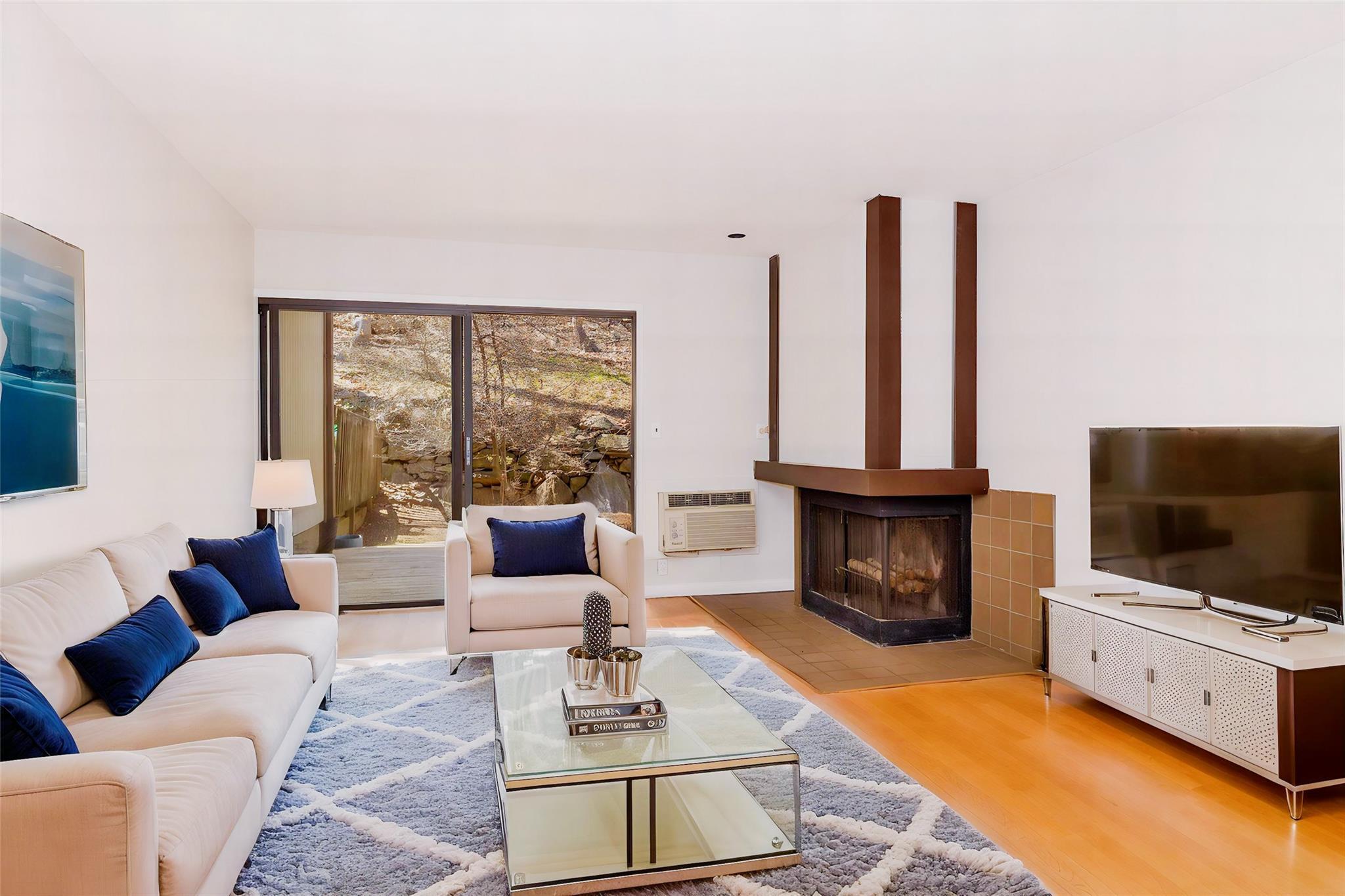 Single Family Round Hill  Westchester County, NY 10522, MLS-851814-2