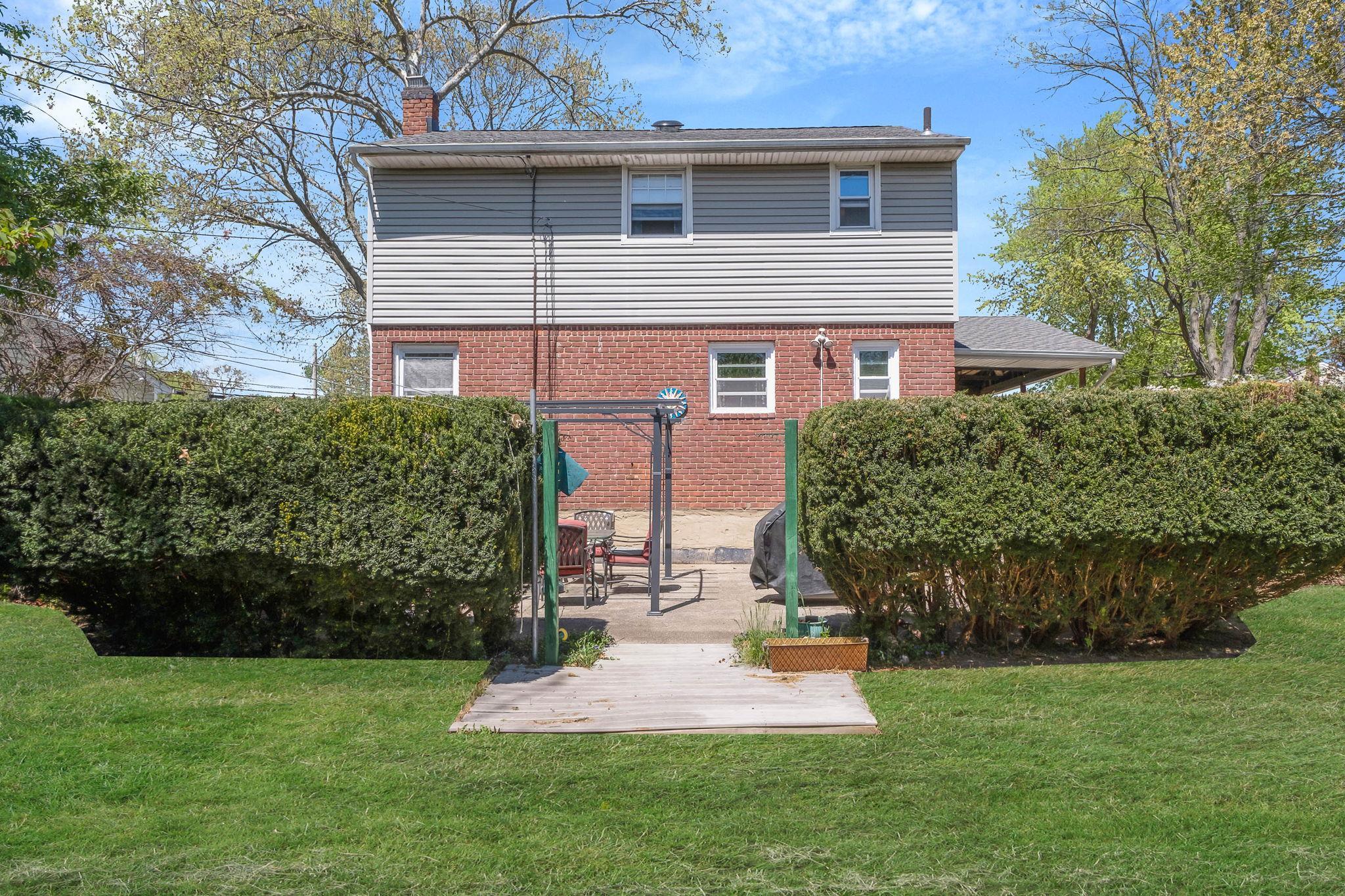 Single Family Hedge  Suffolk County, NY 11720, MLS-852055-21