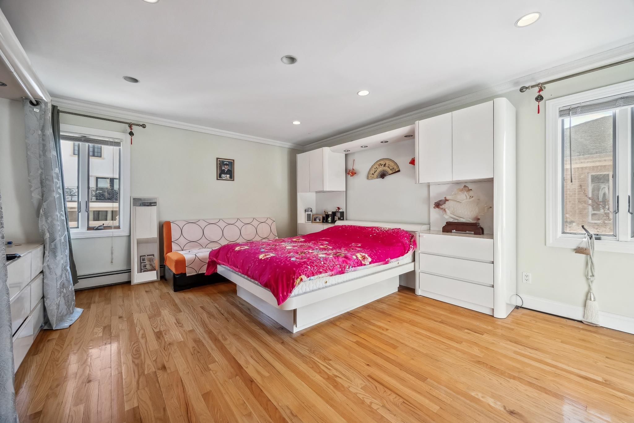 Single Family Riverside  Queens, NY 11357, MLS-852085-26