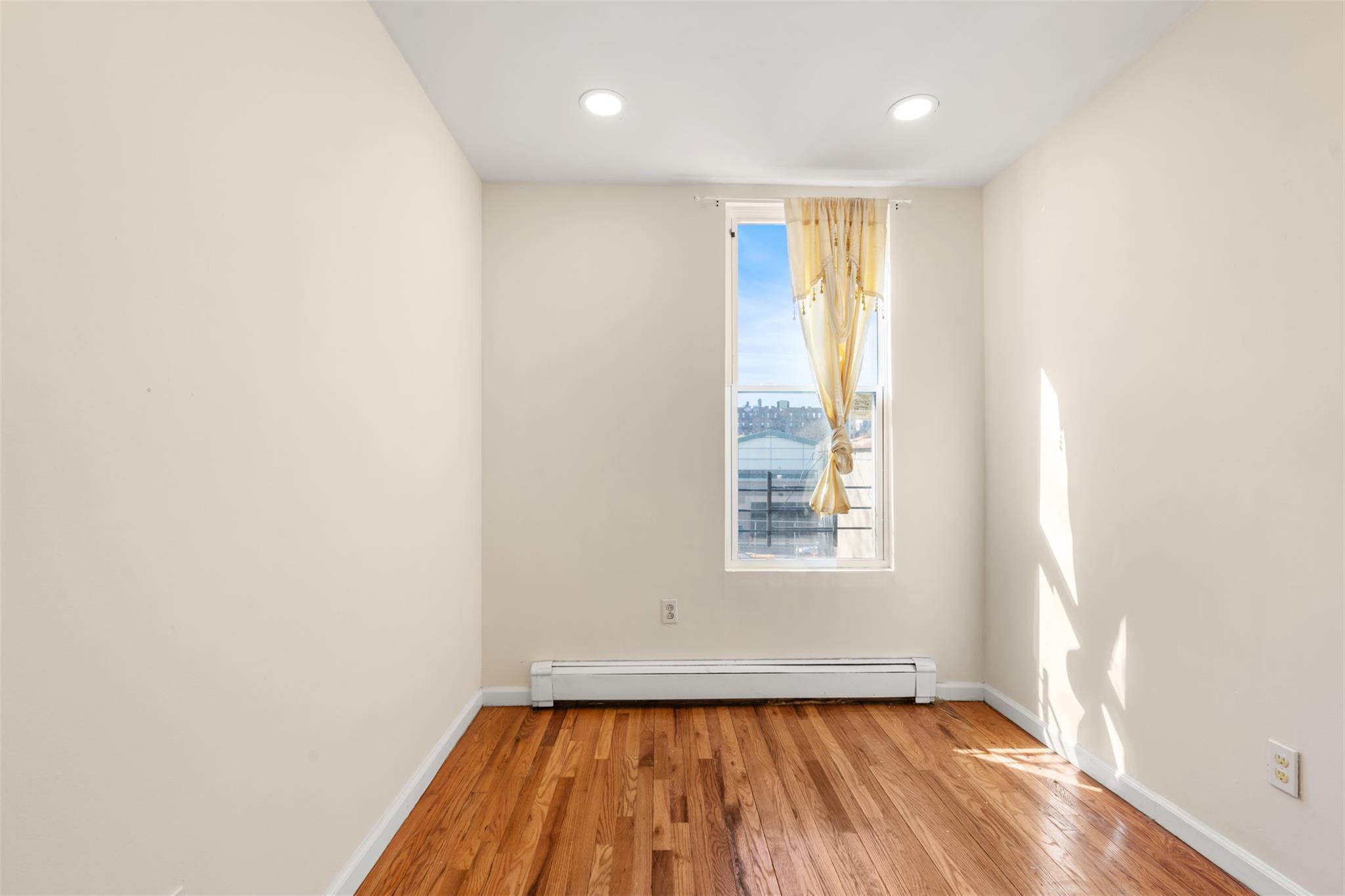 Single Family Park  Bronx, NY 10457, MLS-852183-8