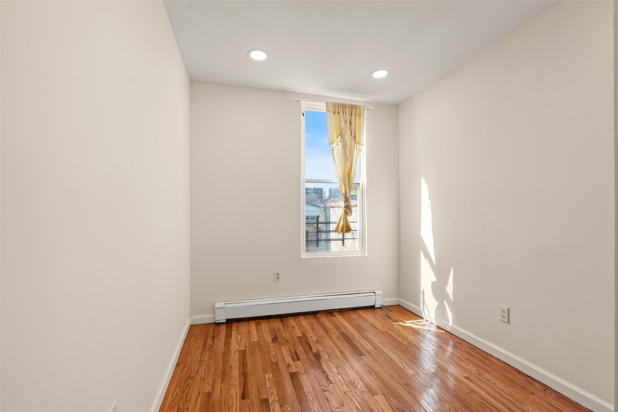 Single Family Park  Bronx, NY 10457, MLS-852183-9
