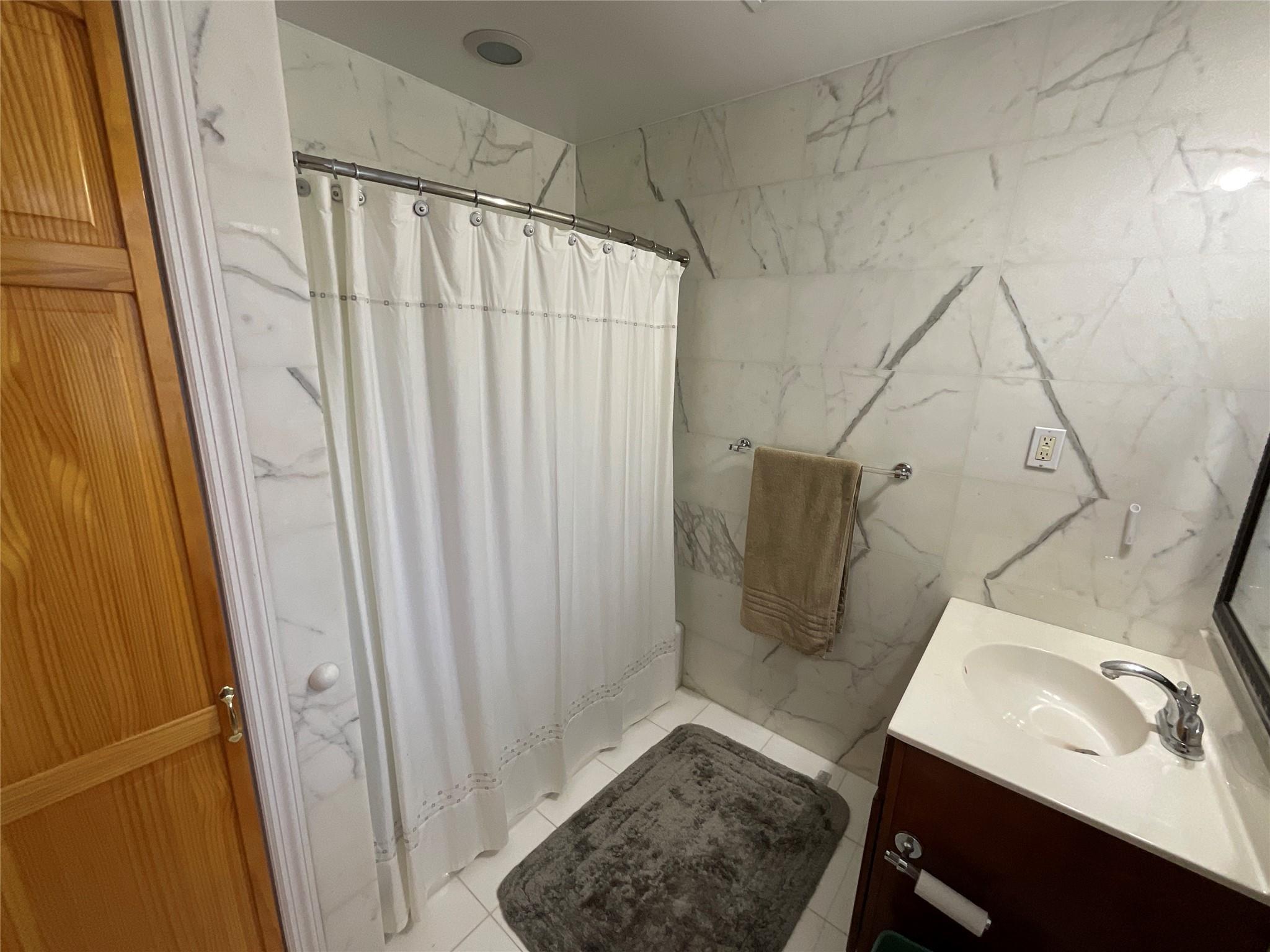 Single Family Old Britton  Nassau County, NY 11710, MLS-852508-28