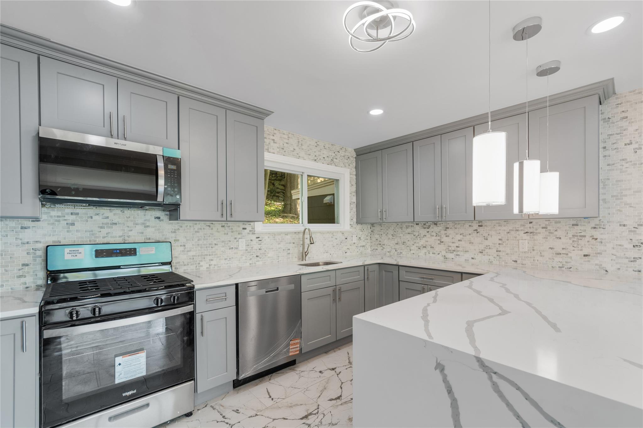 Single Family Courter  Westchester County, NY 10705, MLS-852590-7