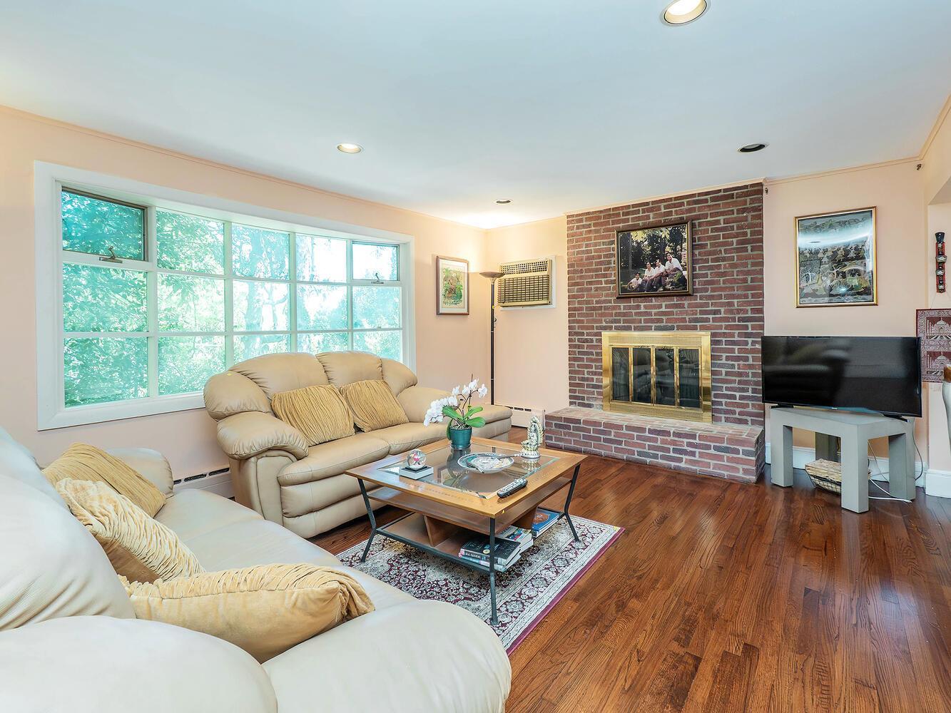 Single Family Stonytown  Nassau County, NY 11030, MLS-852594-13