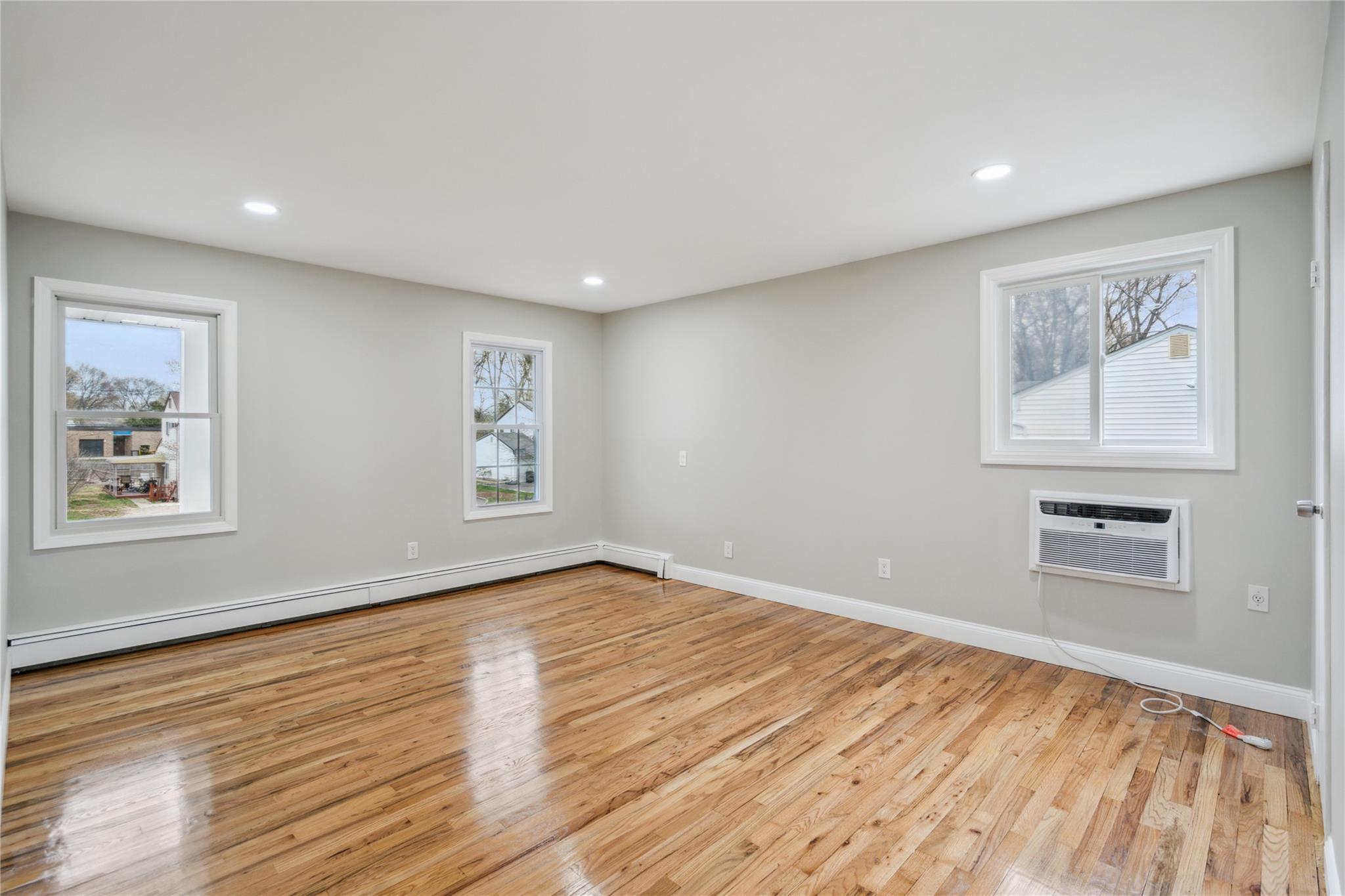 Single Family Pinewood  Suffolk County, NY 11725, MLS-852620-26