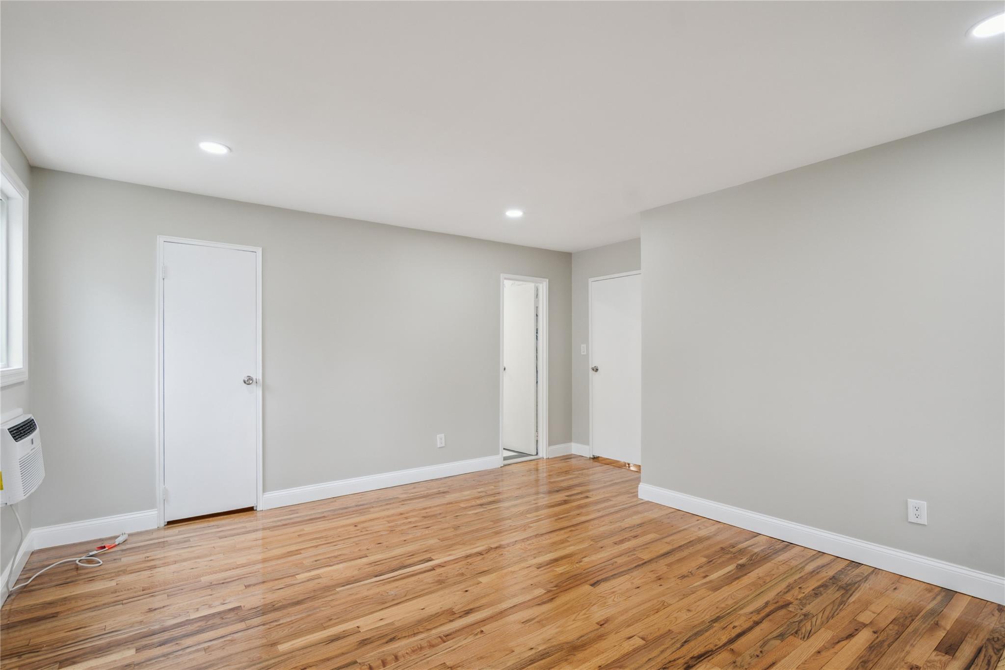 Single Family Pinewood  Suffolk County, NY 11725, MLS-852620-27