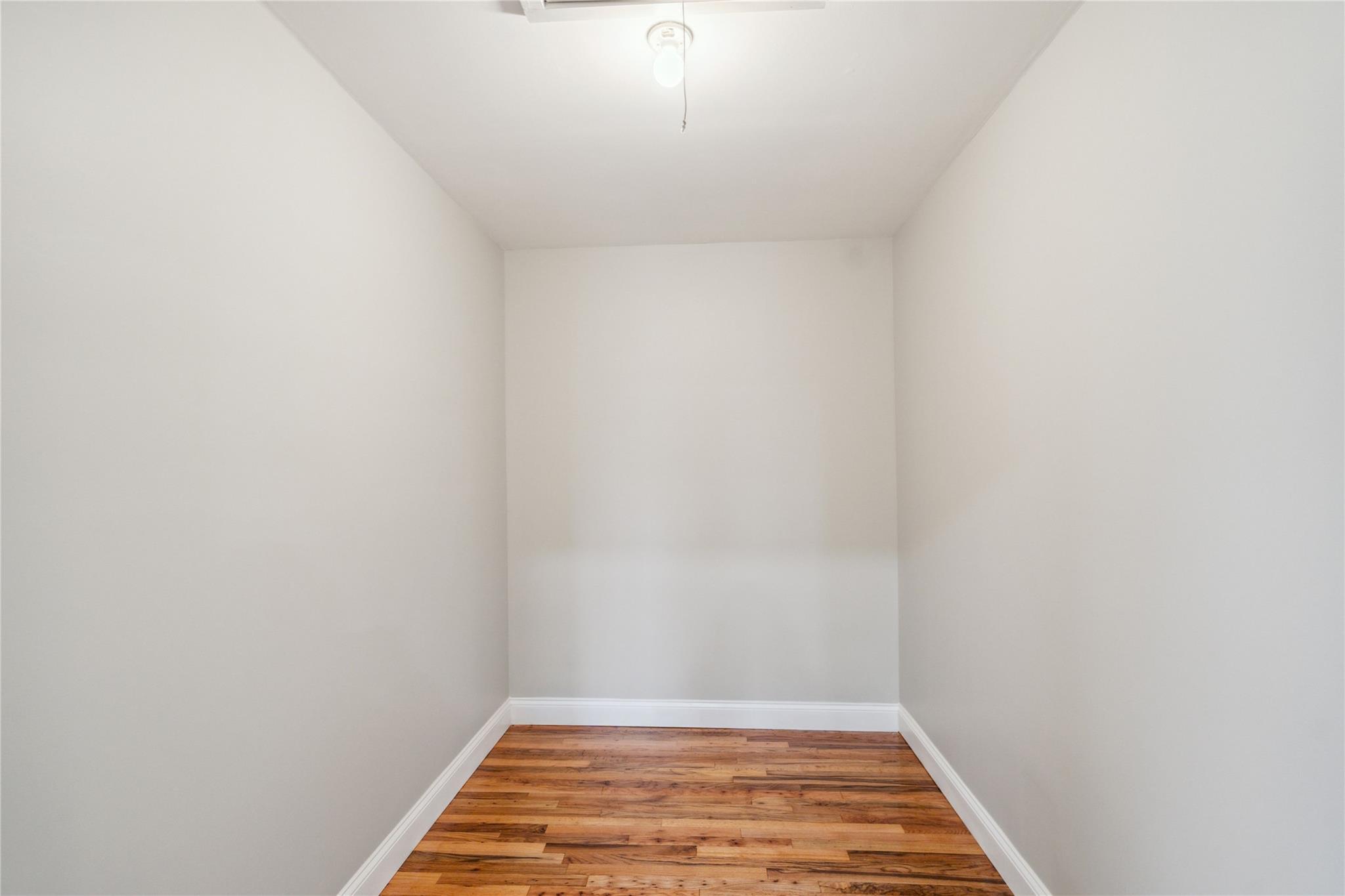 Single Family Pinewood  Suffolk County, NY 11725, MLS-852620-28