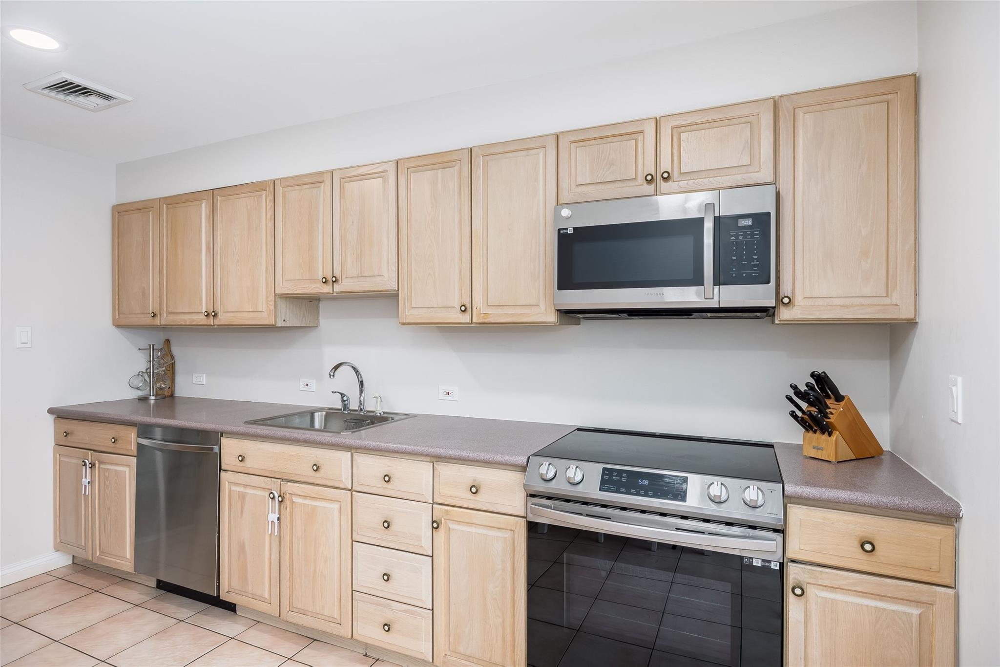 Single Family Decatur  Nassau County, NY 11710, MLS-852633-29