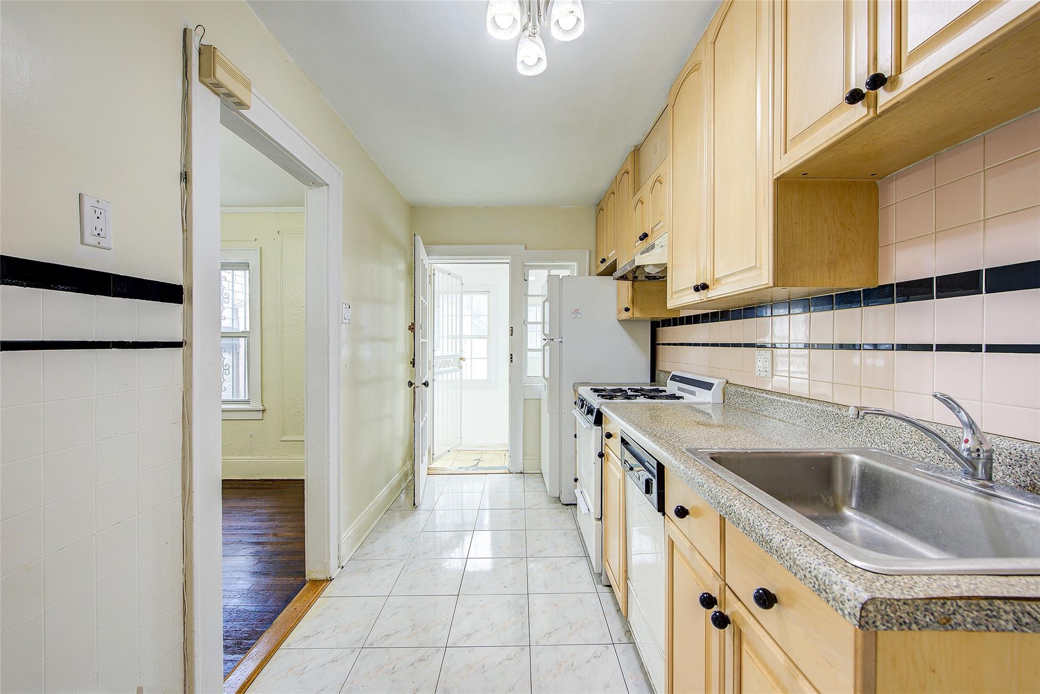 Single Family 54th  Queens, NY 11377, MLS-852742-7