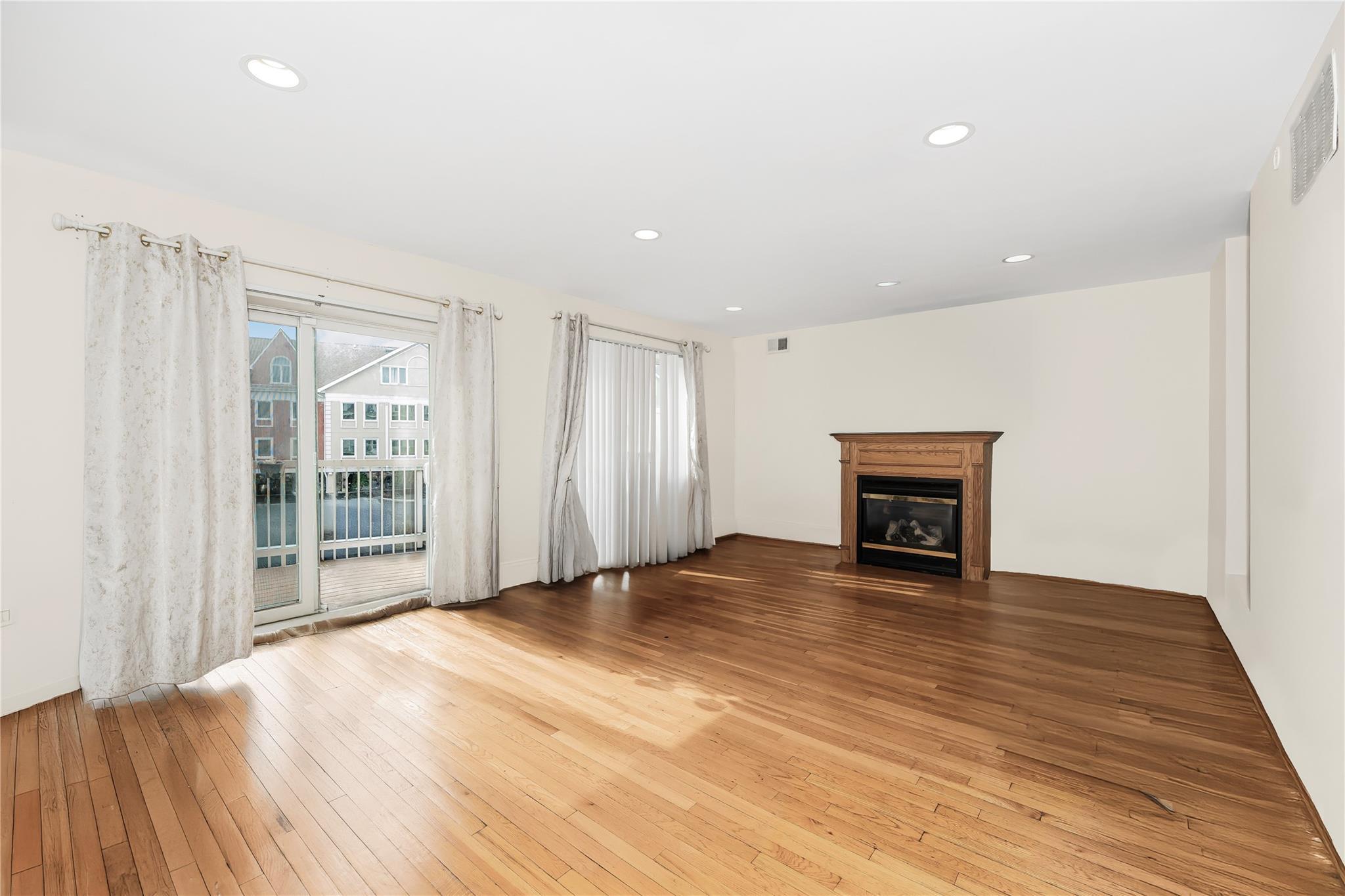 Single Family Outlook  Bronx, NY 10465, MLS-852792-15