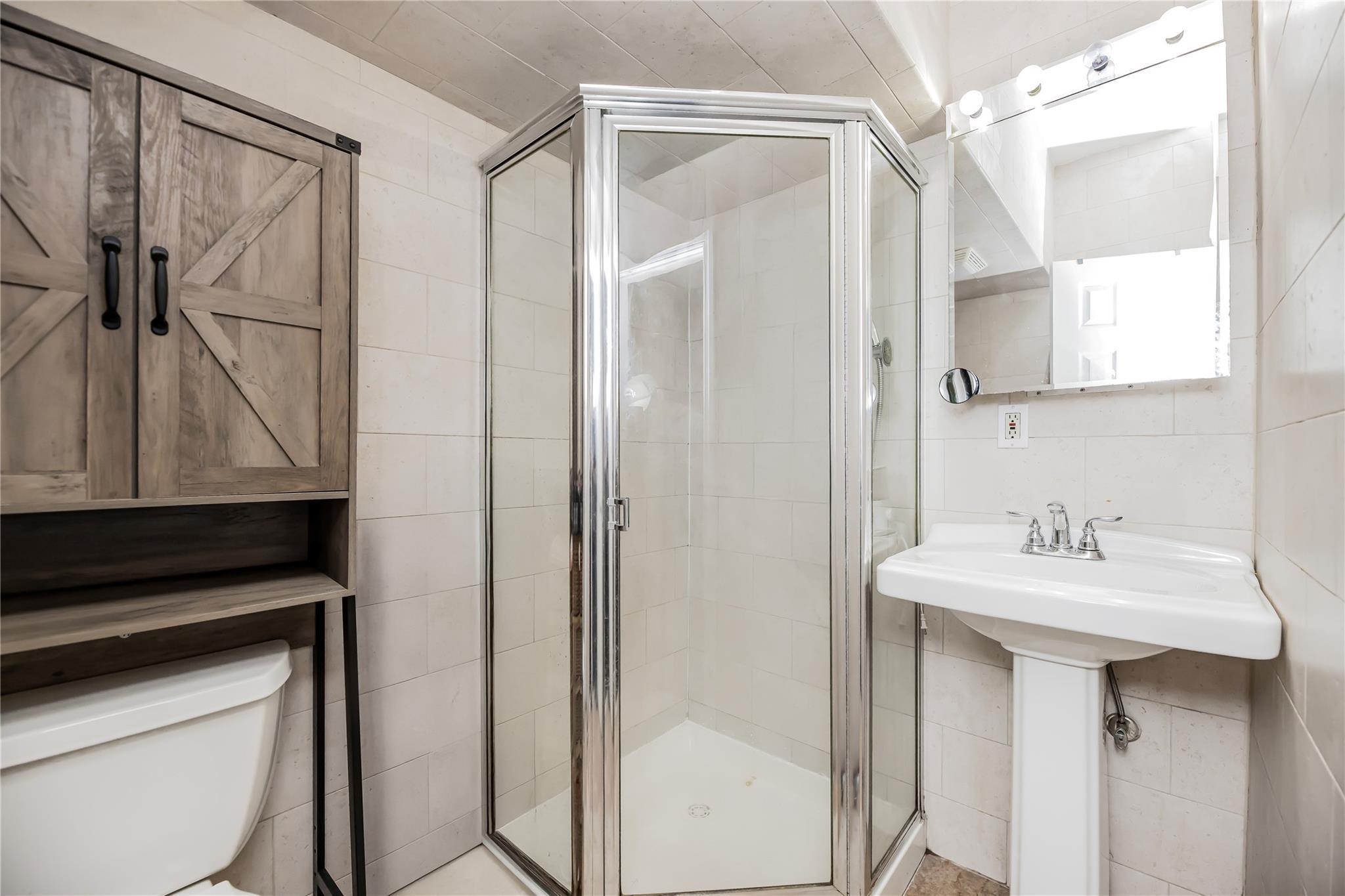 Single Family Outlook  Bronx, NY 10465, MLS-852792-24
