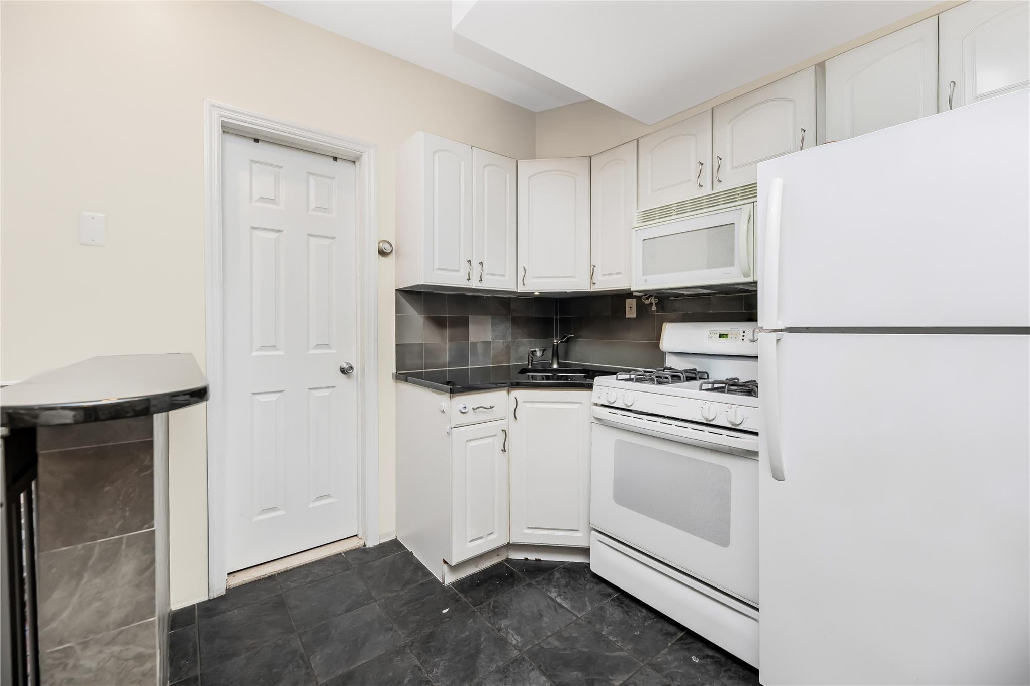 Single Family Outlook  Bronx, NY 10465, MLS-852792-25