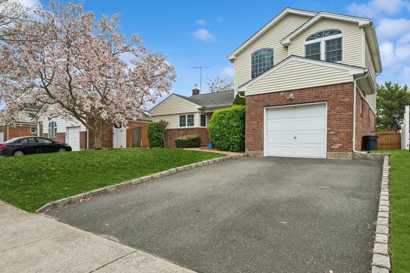 Single Family Kew  Nassau County, NY 11557, MLS-853050-2