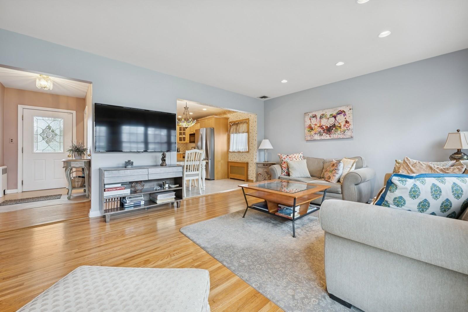 Single Family Kew  Nassau County, NY 11557, MLS-853050-3