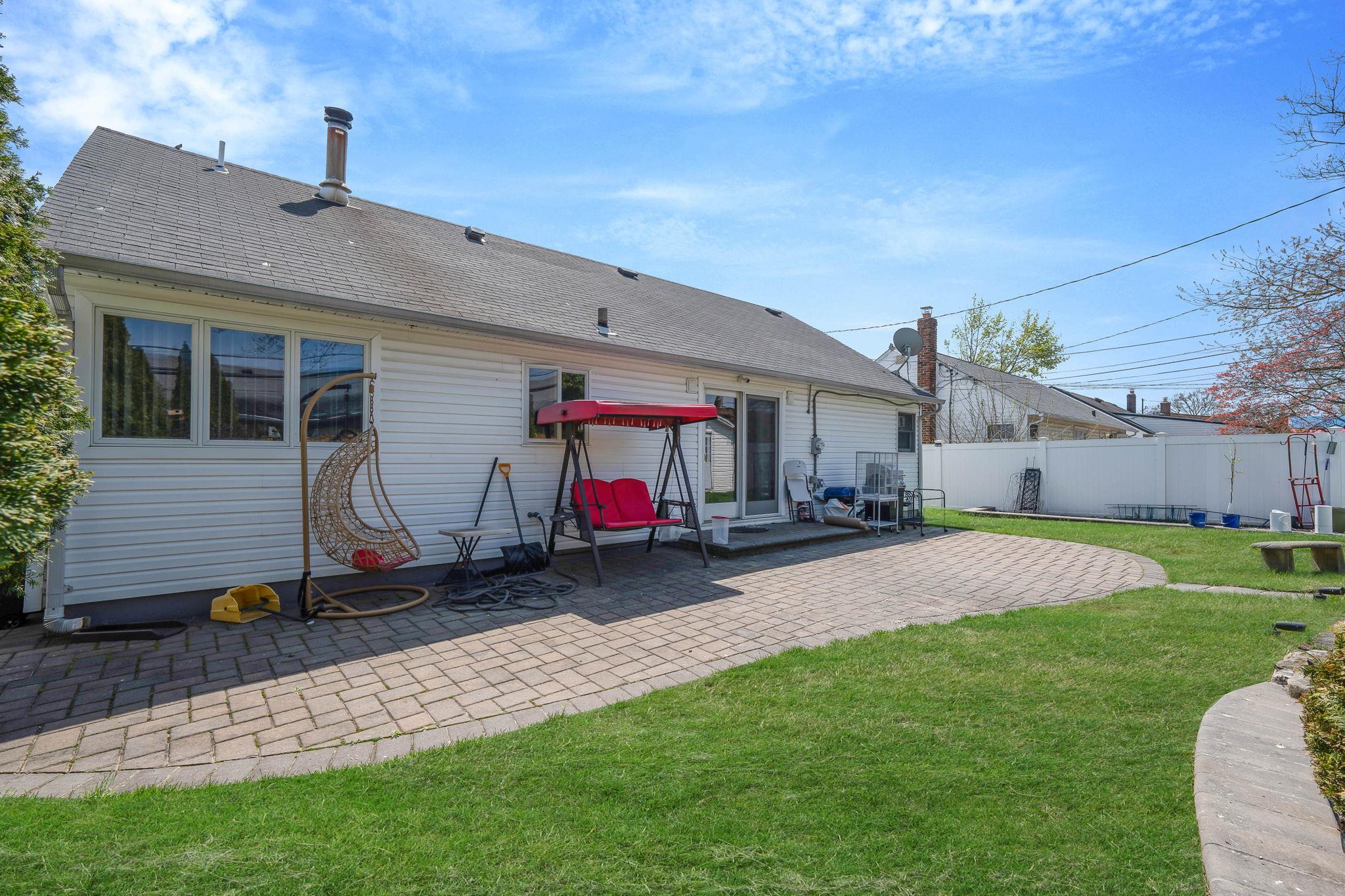 Single Family Farmranch  Nassau County, NY 11714, MLS-853103-10