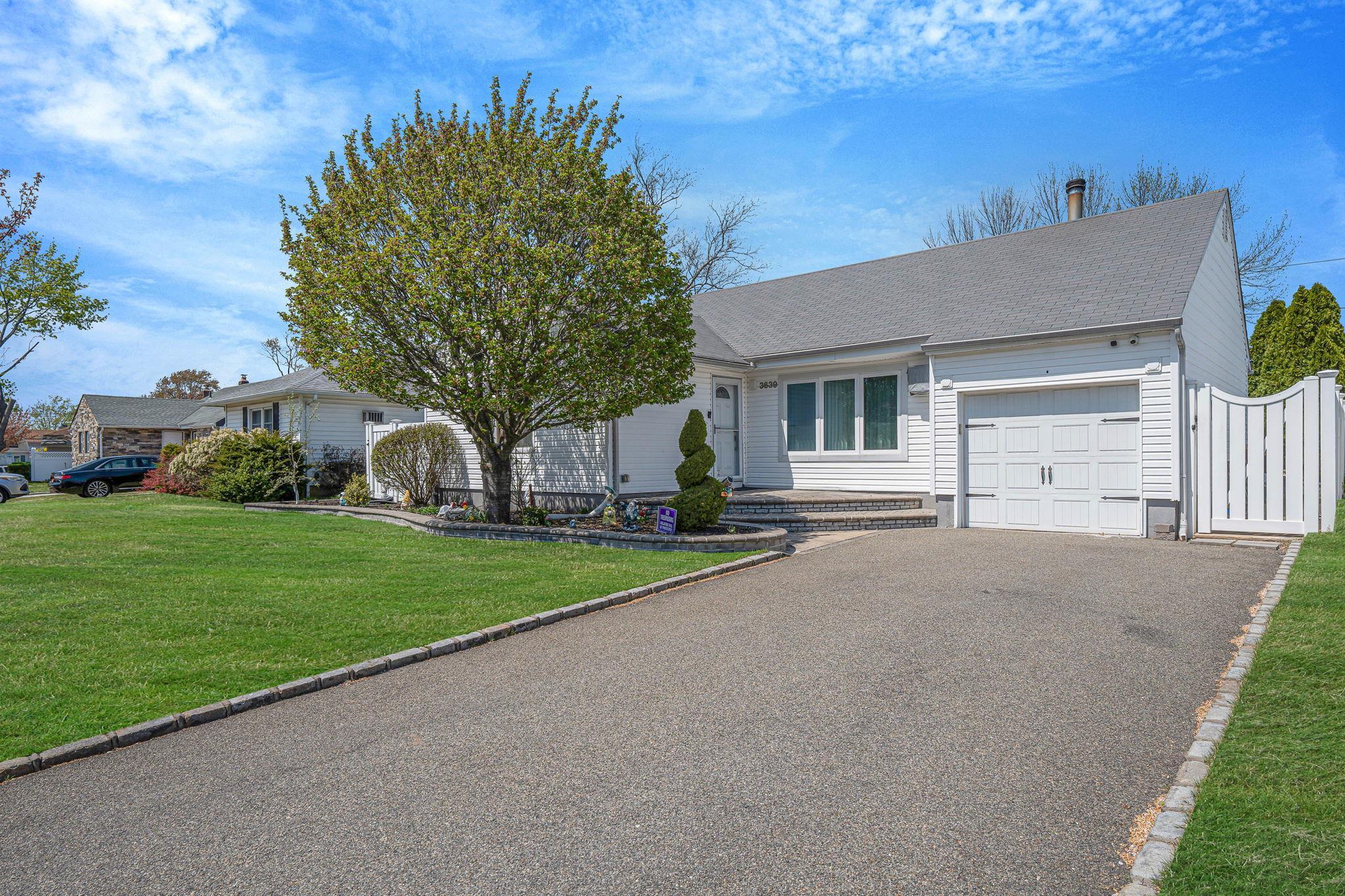 Single Family Farmranch  Nassau County, NY 11714, MLS-853103-2