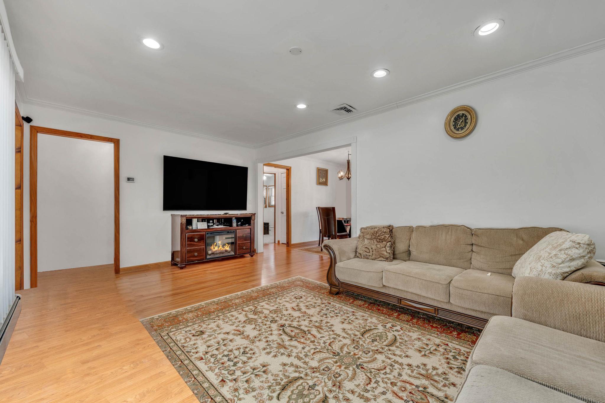 Single Family Farmranch  Nassau County, NY 11714, MLS-853103-26