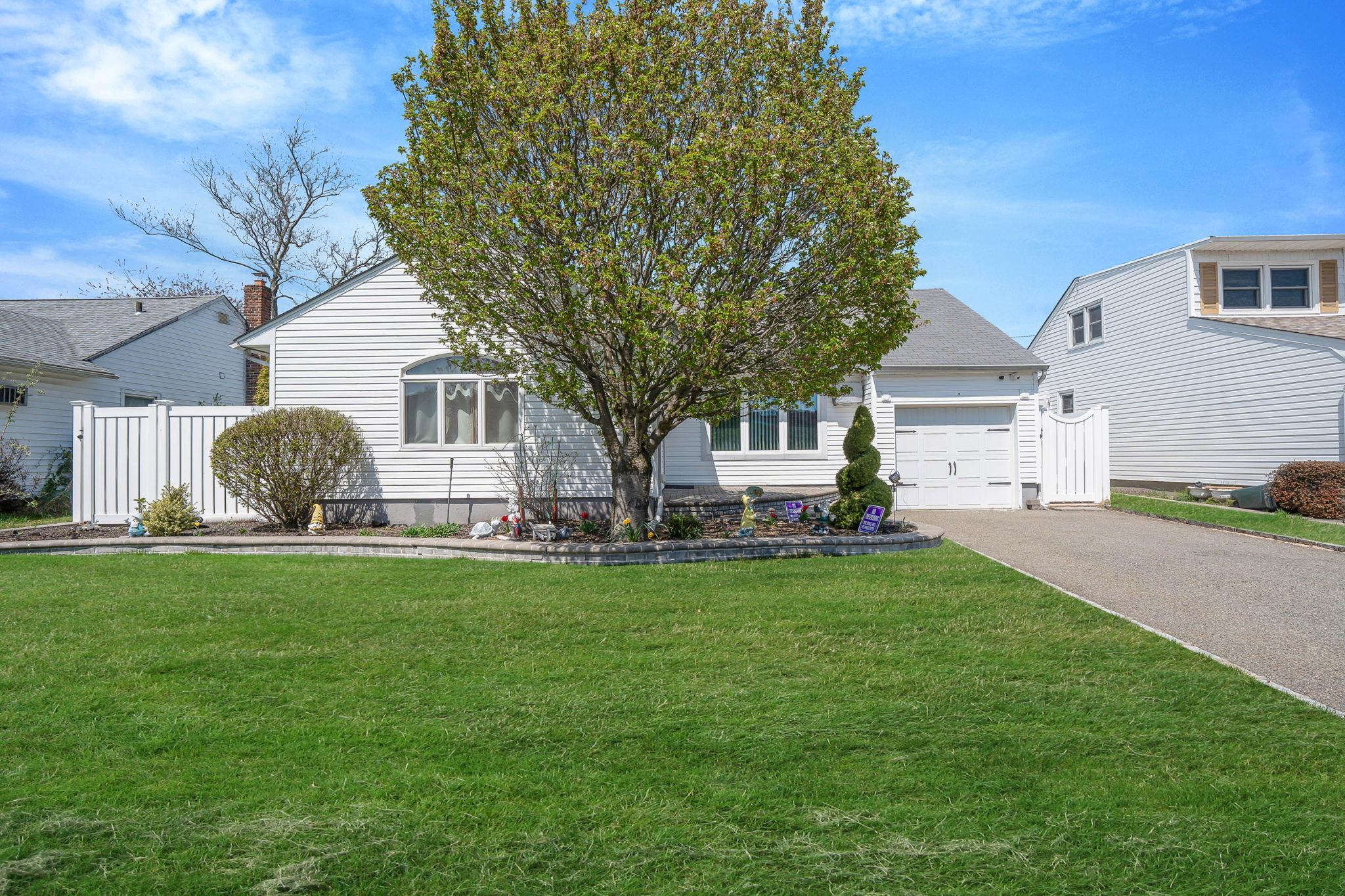 Single Family Farmranch  Nassau County, NY 11714, MLS-853103-3
