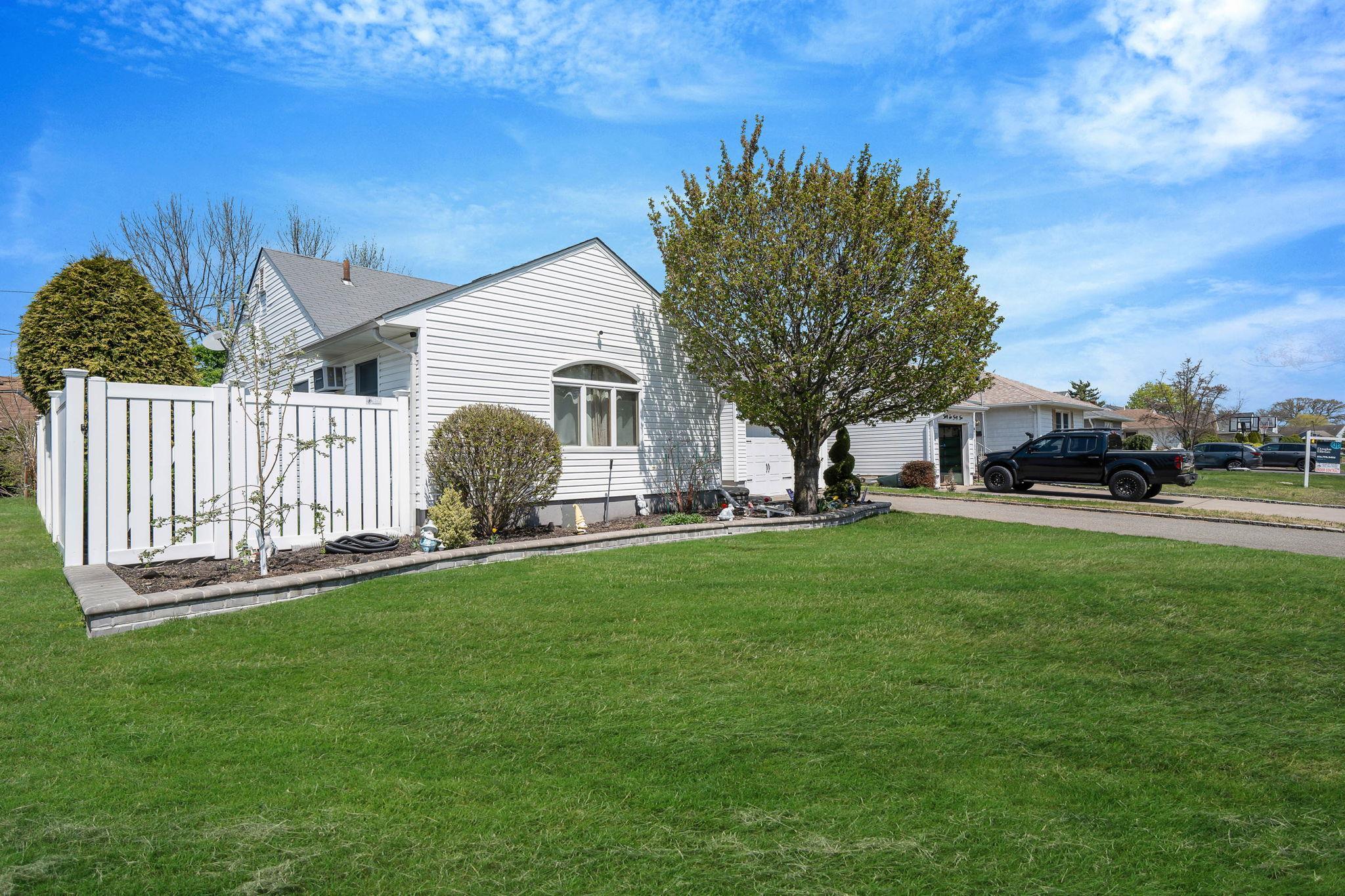 Single Family Farmranch  Nassau County, NY 11714, MLS-853103-7