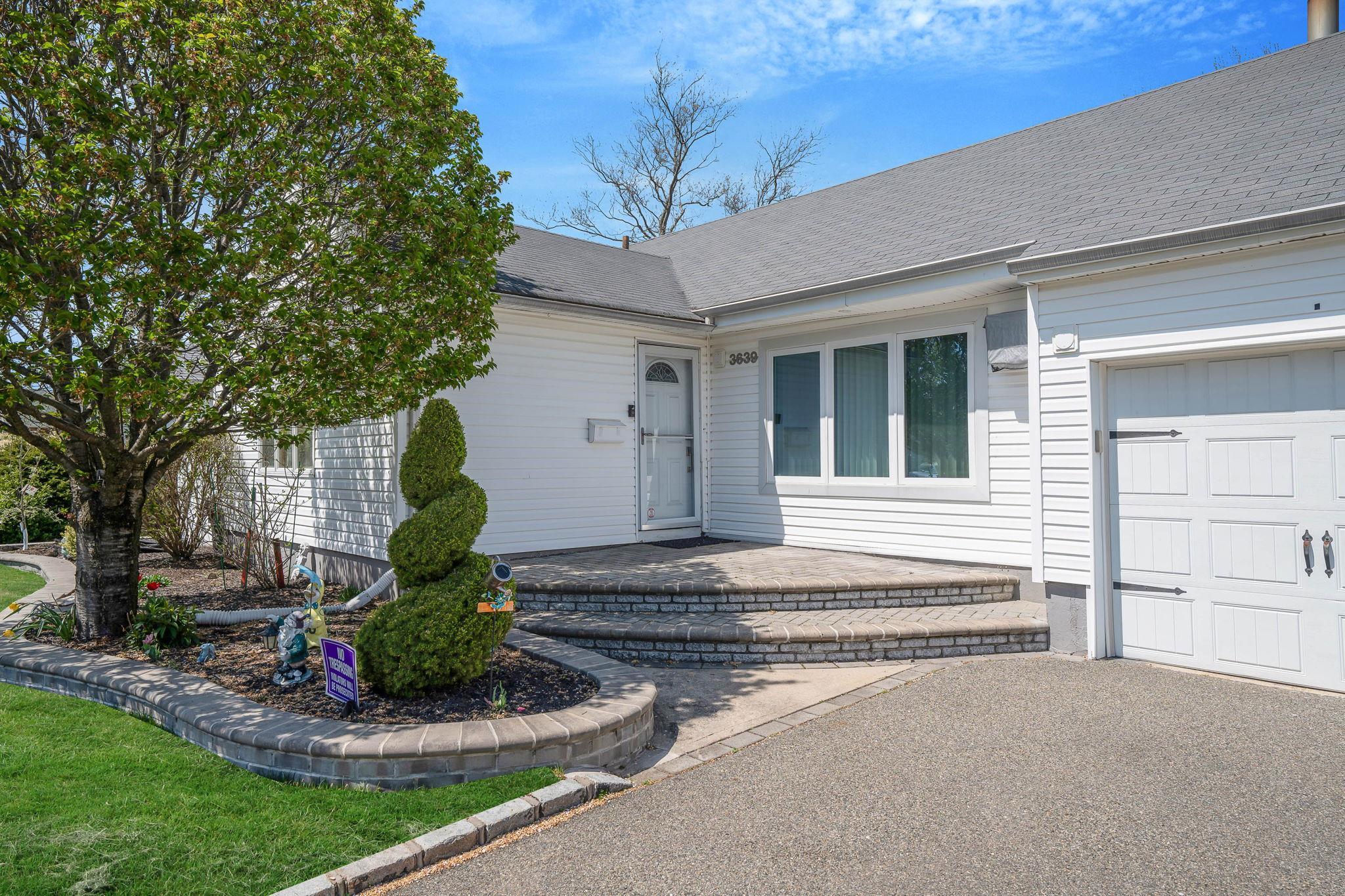 Single Family Farmranch  Nassau County, NY 11714, MLS-853103-8