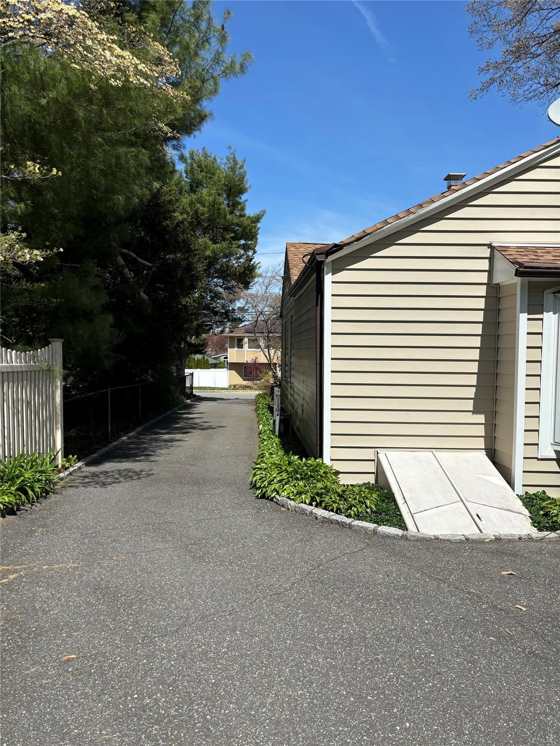Single Family Weichers  Suffolk County, NY 11779, MLS-853769-28