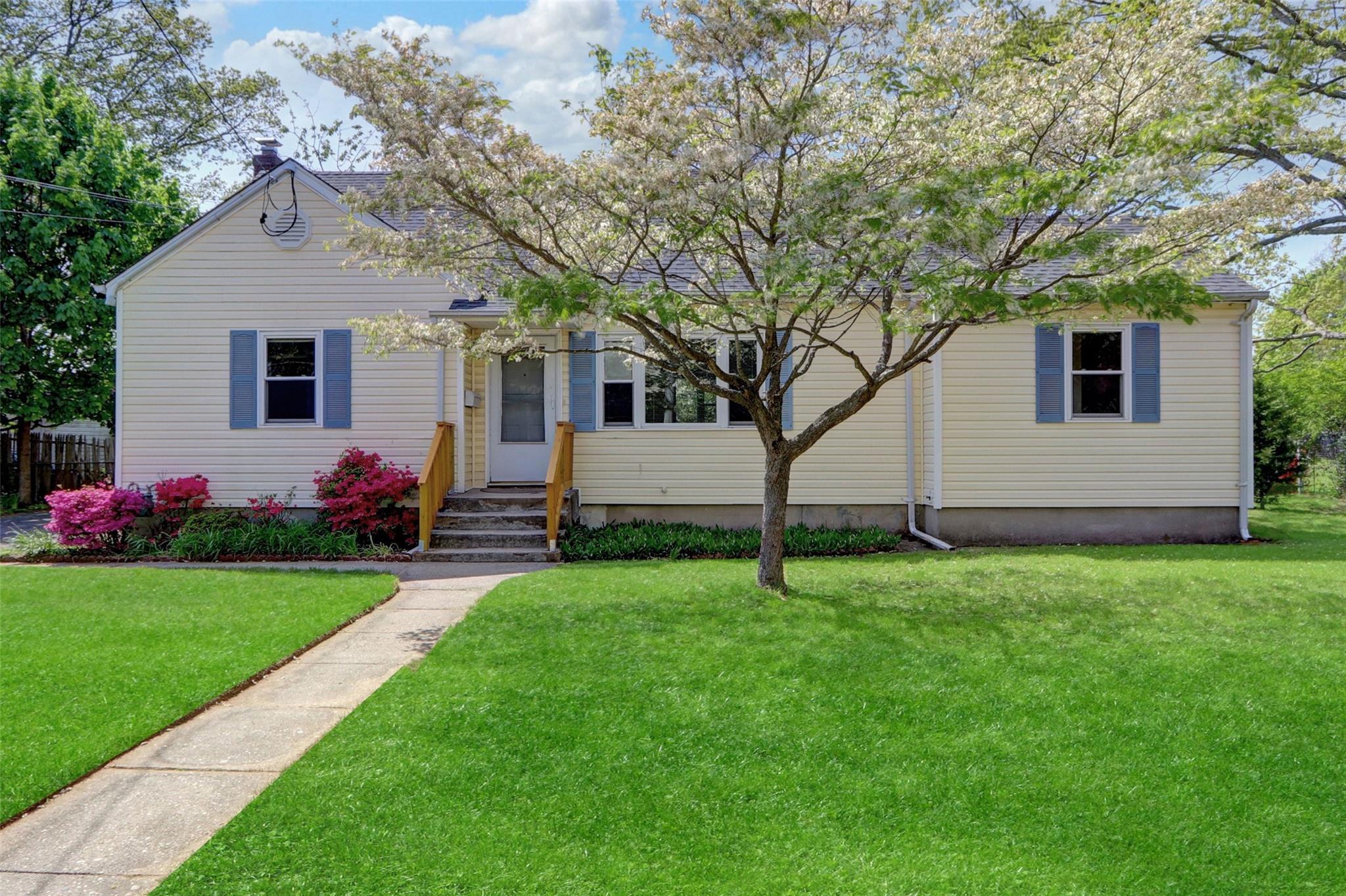 Single Family Manor  Suffolk County, NY 11706, MLS-853893-2