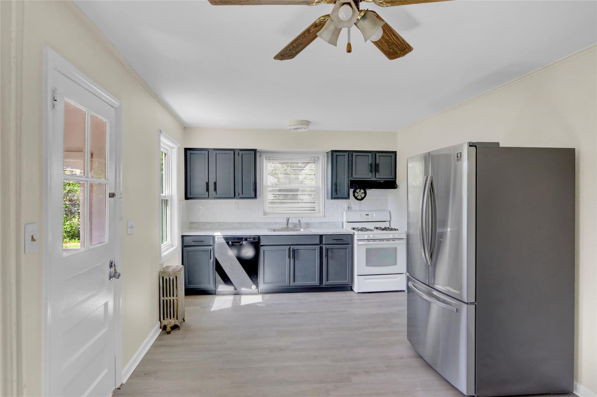 Single Family Manor  Suffolk County, NY 11706, MLS-853893-7