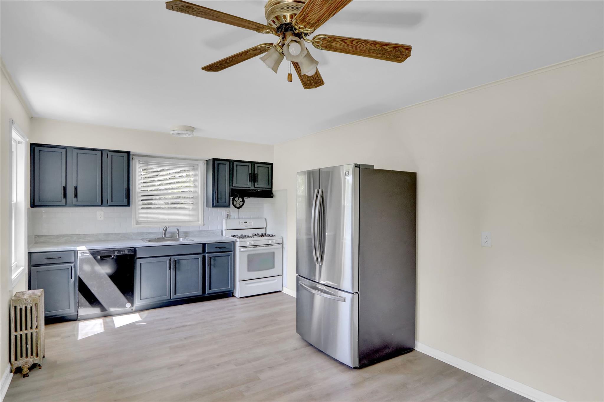 Single Family Manor  Suffolk County, NY 11706, MLS-853893-8