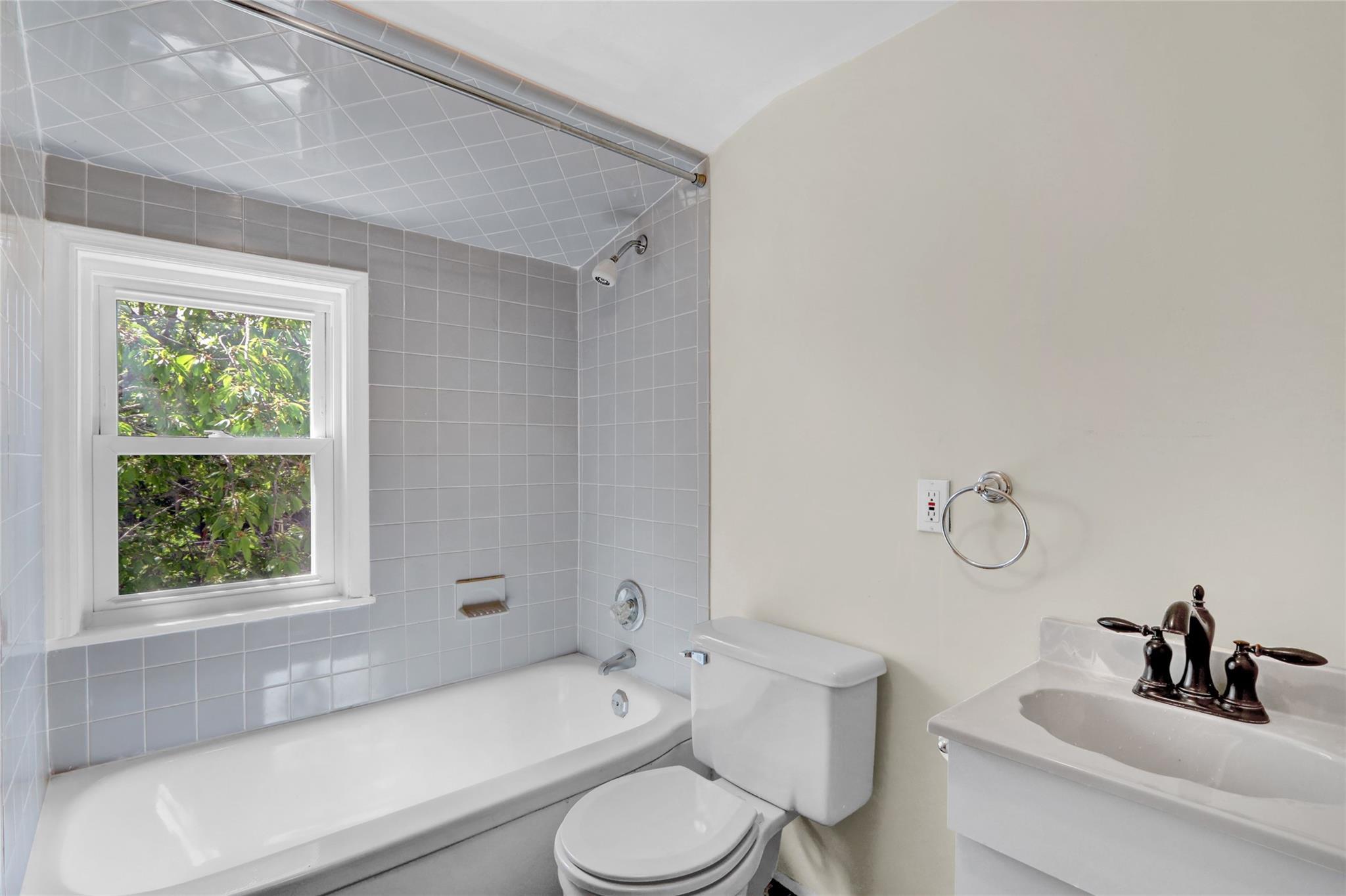 Single Family Manor  Suffolk County, NY 11706, MLS-853893-9