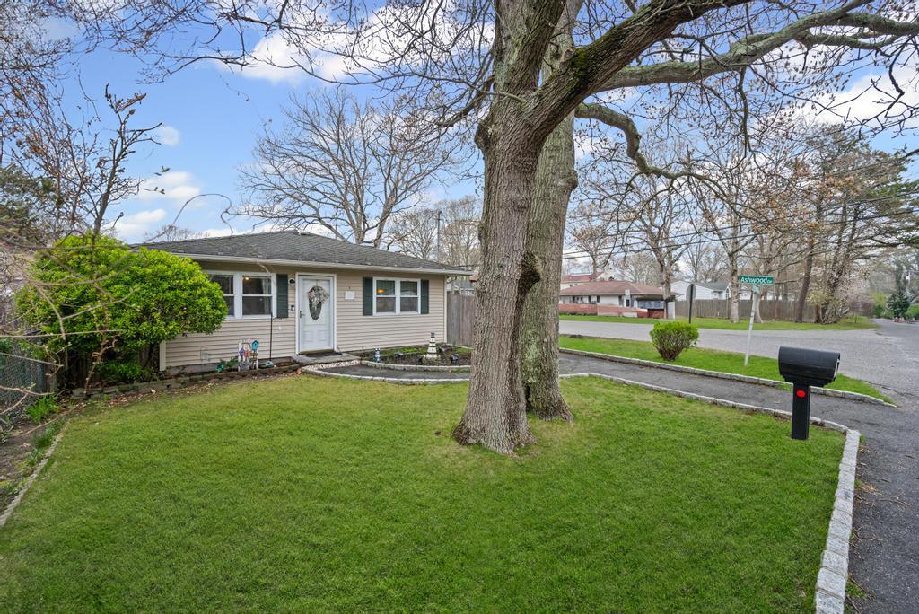 Single Family Parkwood  Suffolk County, NY 11967, MLS-854041-2