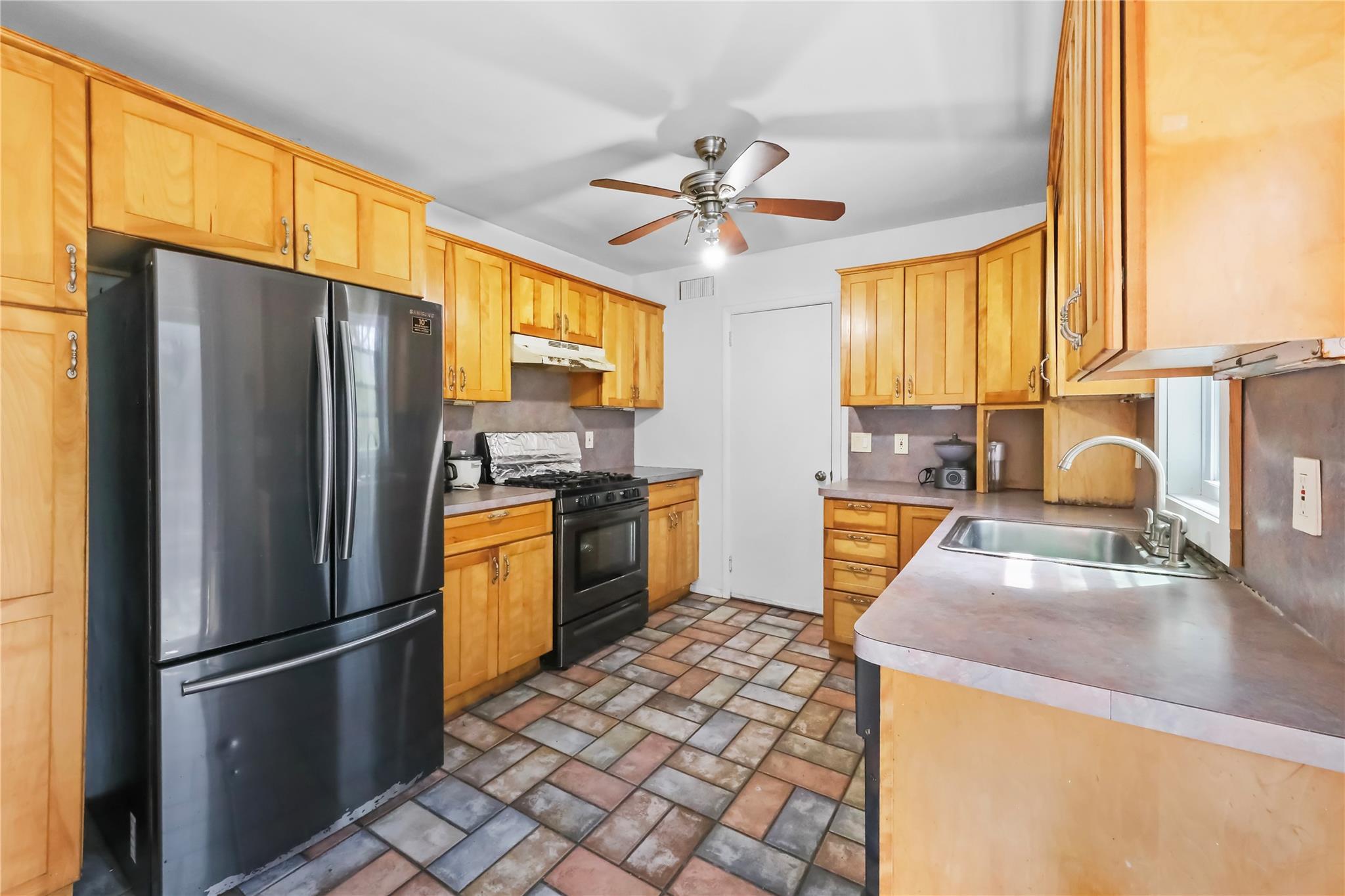 Single Family School  Suffolk County, NY 11946, MLS-854077-7