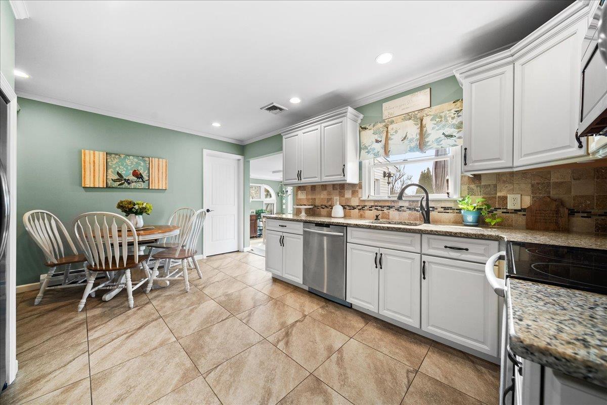 Single Family Bayview  Suffolk County, NY 11701, MLS-854254-8