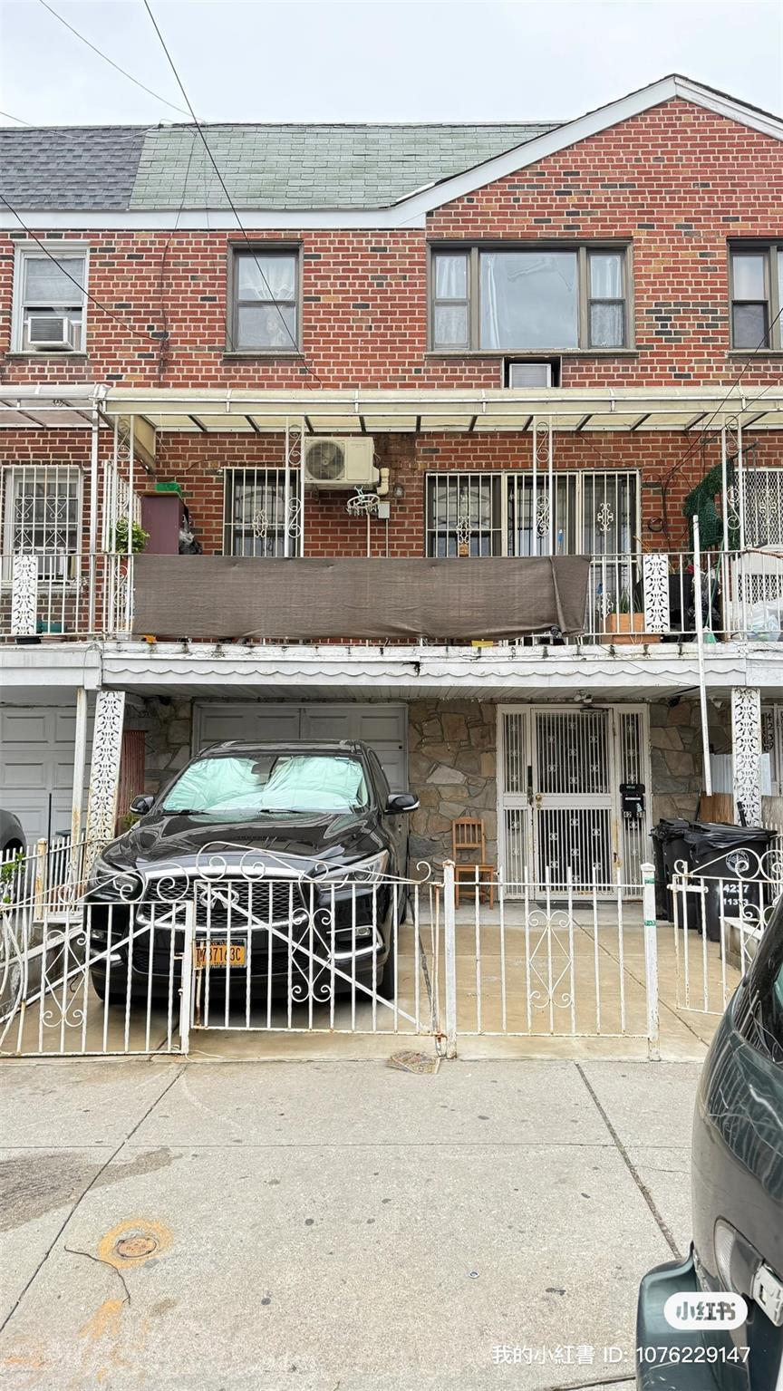 Single Family in New York - Gleane  Queens, NY 11373