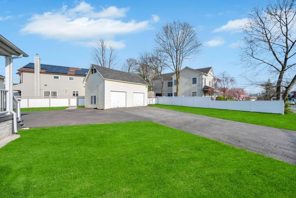 Single Family Central  Nassau County, NY 11714, MLS-854648-43